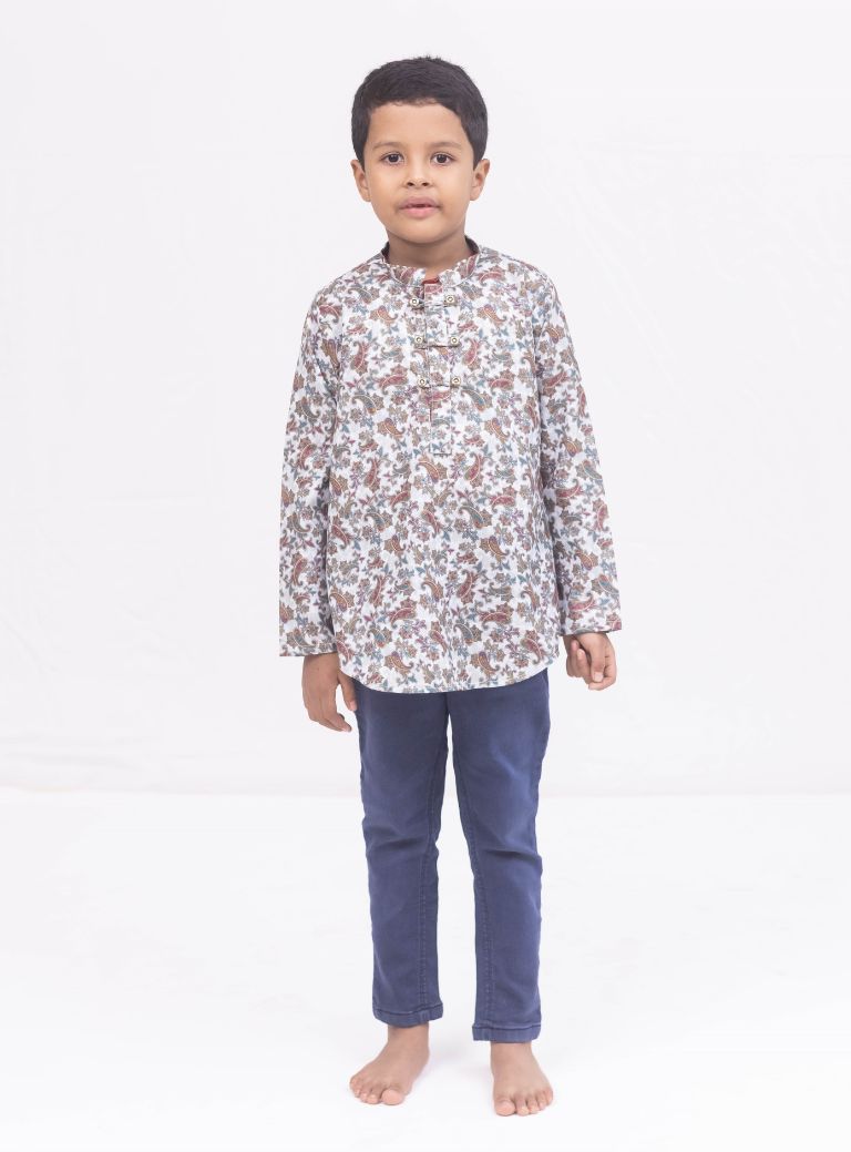 This White satin cotton Paisley printed short kurta for Boys features a detailed placket pattern, providing a stylish and intricate design. Made with premium satin cotton, this kurta is both comfortable and fashionable.