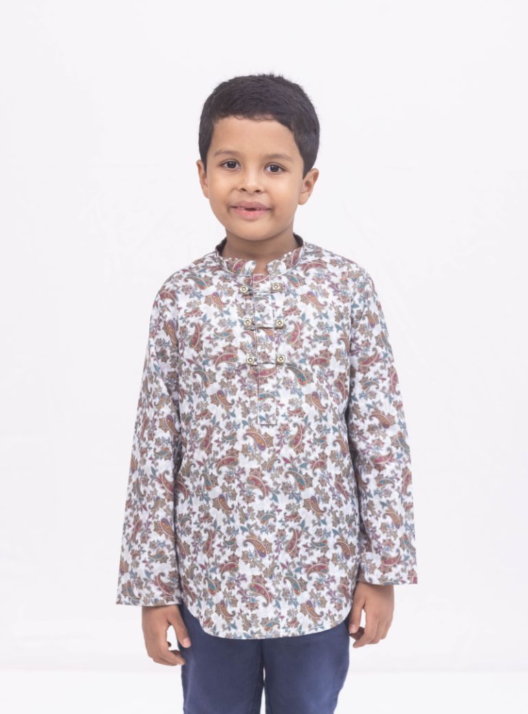 This White satin cotton Paisley printed short kurta for Boys features a detailed placket pattern, providing a stylish and intricate design. Made with premium satin cotton, this kurta is both comfortable and fashionable.