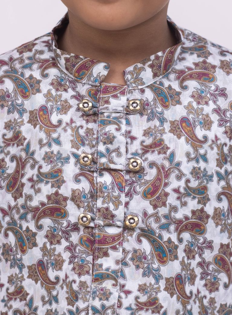 This White satin cotton Paisley printed short kurta for Boys features a detailed placket pattern, providing a stylish and intricate design. Made with premium satin cotton, this kurta is both comfortable and fashionable.