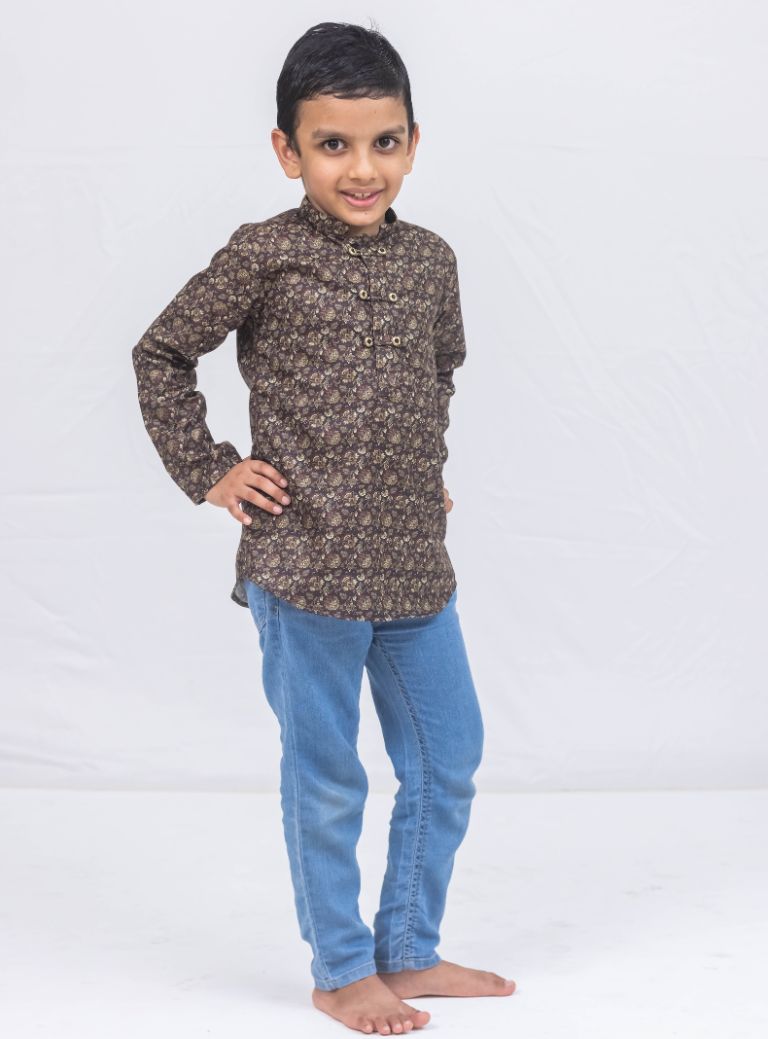 This Coffee brown satin cotton Paisley printed short kurta for Boys features a detailed placket pattern, providing a stylish and intricate design. Made with premium satin cotton, this kurta is both comfortable and fashionable.