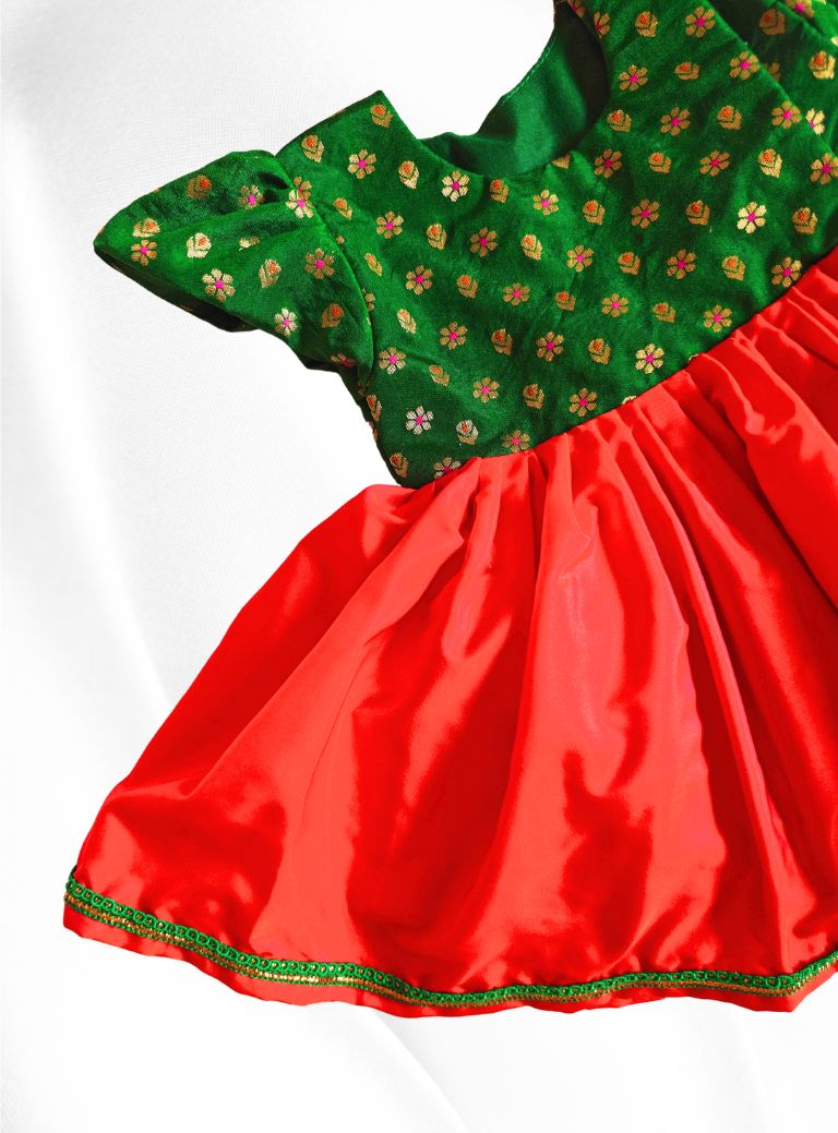 Green brocade with coral pink silk front open newborn baby girl frock for naming ceremony with bonnet,bloomer & booties.It's the perfect outfit for your naamkaran or annaprashan ceremony.Traditional dress for Noolukettu Ceremony,Pachavi Puja,cradle ceremony,Rice Ceremony,Chatti Puja etc.Apt gifting idea