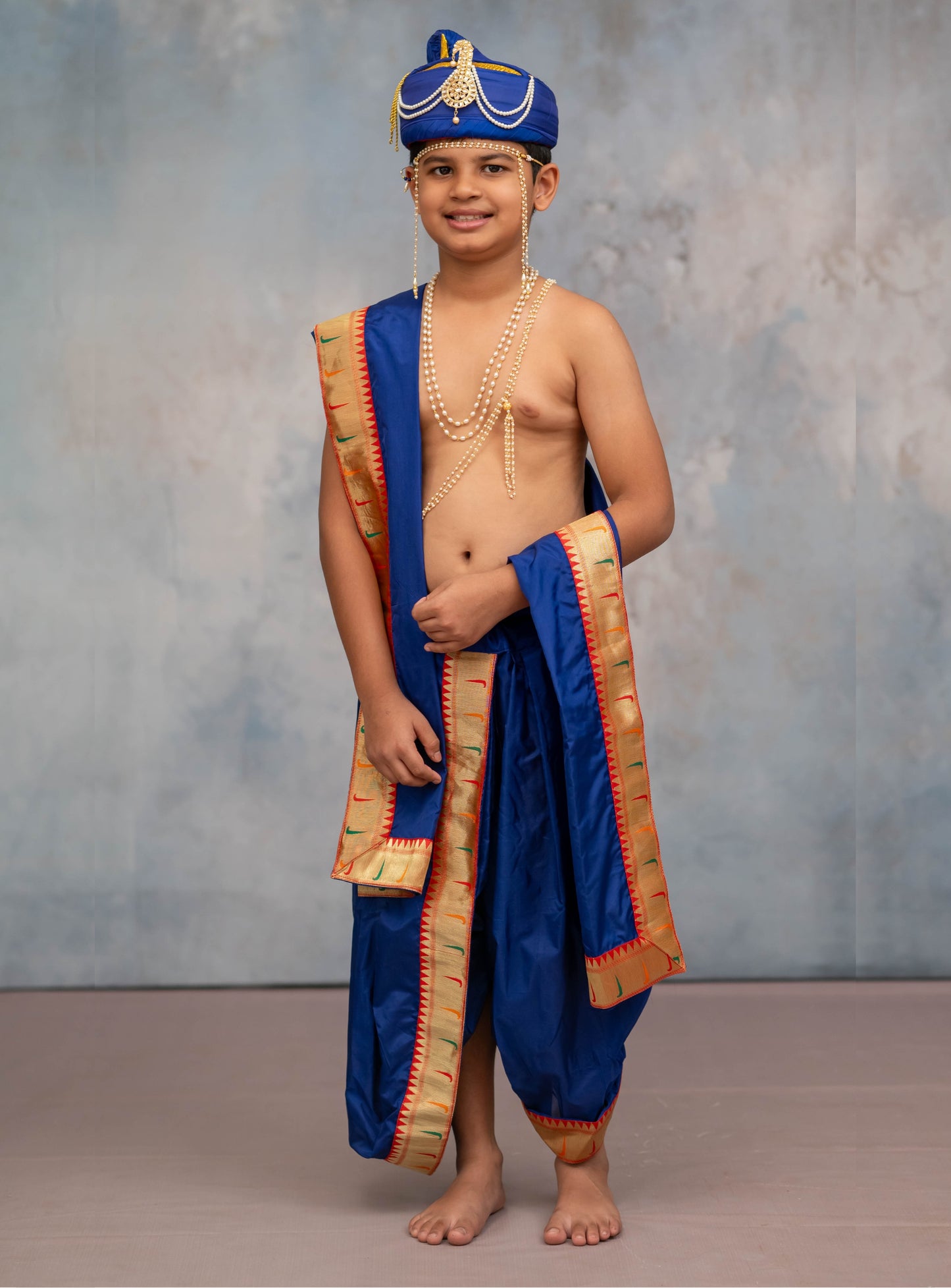 Royal Blue Mysore silk sovale uparane set with Muniya Paithani border for Batu.Pre-stitched sovale uparane set includes Ready to wear Sovale & Uparane/Upavastra.Can be paired with a short kurta.This Set is ideal for rituals like Matrubhojan,Muhurt during Munj/Upanayan/Vratabandha/Thread Ceremony.