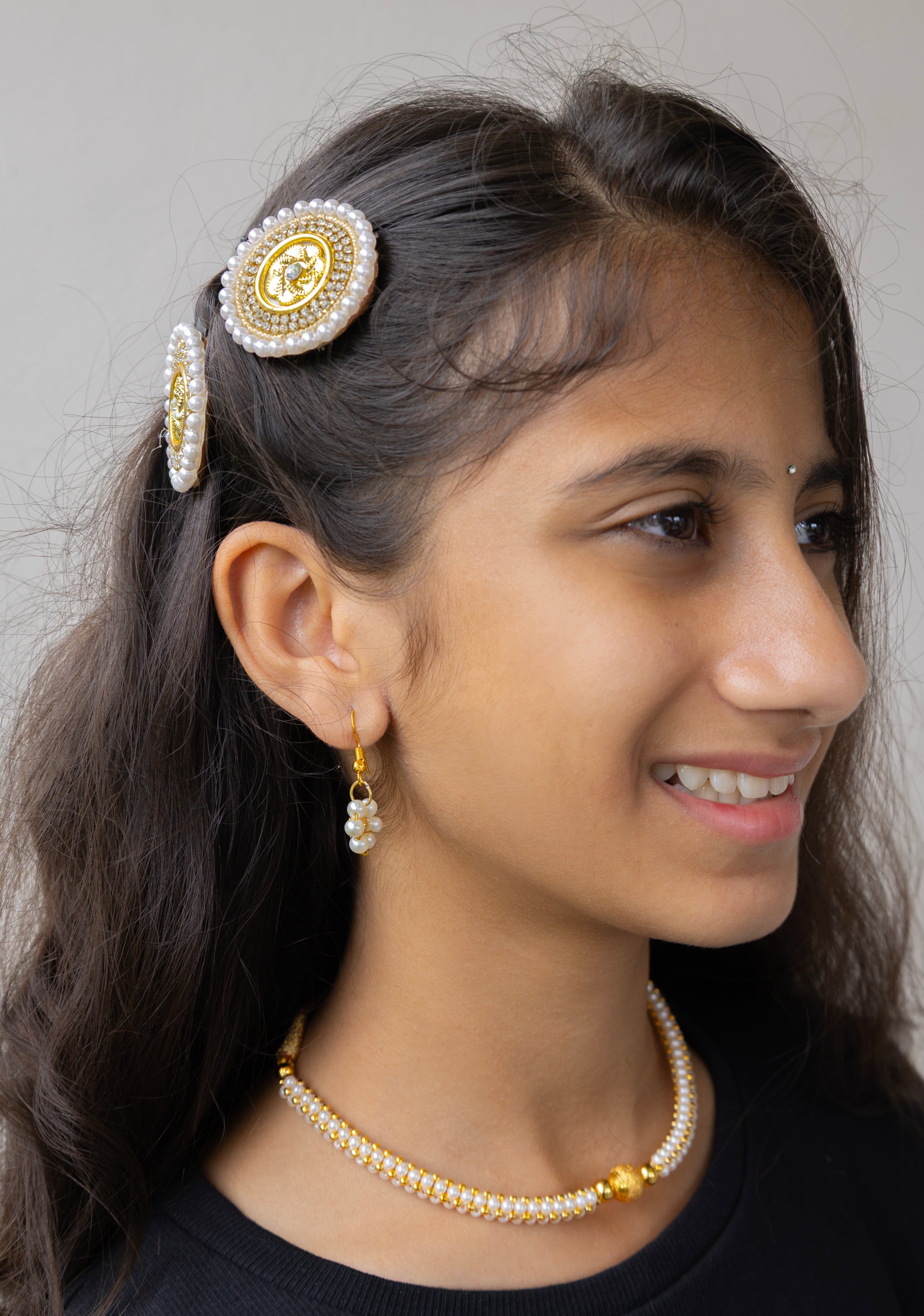 Mukta Set of Pearls Thushi , Matching earrings and a pair of Hair clips for Girls