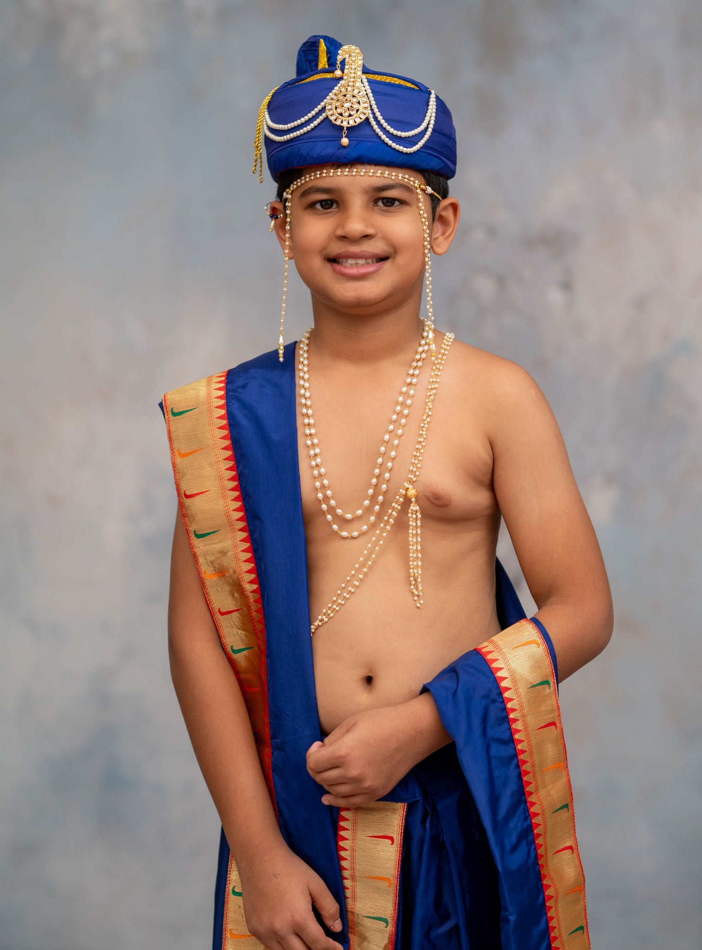 Royal Blue Mysore silk sovale uparane set with Muniya Paithani border for Batu.Pre-stitched sovale uparane set includes Ready to wear Sovale & Uparane/Upavastra.Can be paired with a short kurta.This Set is ideal for rituals like Matrubhojan,Muhurt during Munj/Upanayan/Vratabandha/Thread Ceremony.
