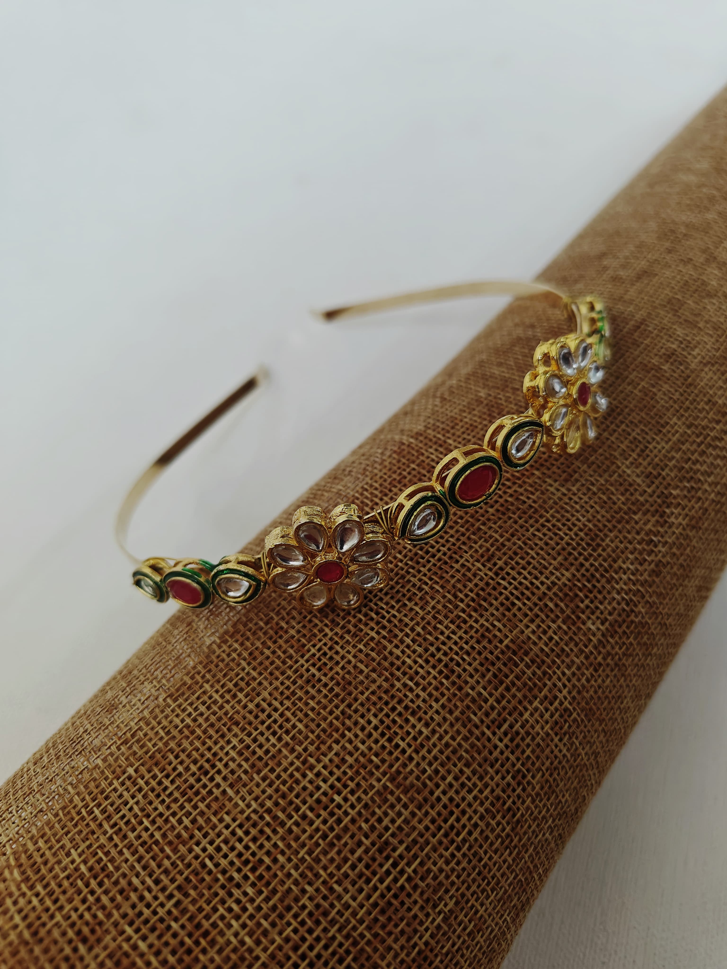 Kundan studded flower and leaves motifs mathapatti headband in golden metal for Girls