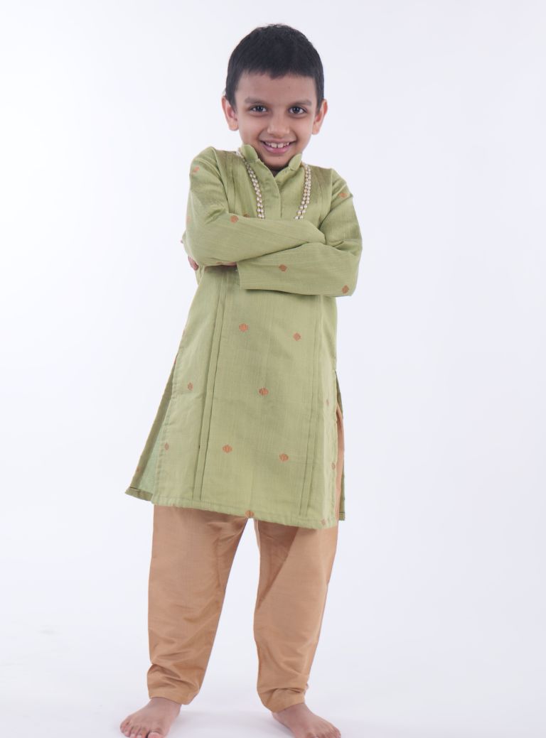 This pastel green kurta for boys features a knife pleated design crafted from raw silk. Adorned with jari buttas, it boasts a stand collar and front placket opening for a sophisticated touch. The cotton lining on the inside ensures comfort and quality.