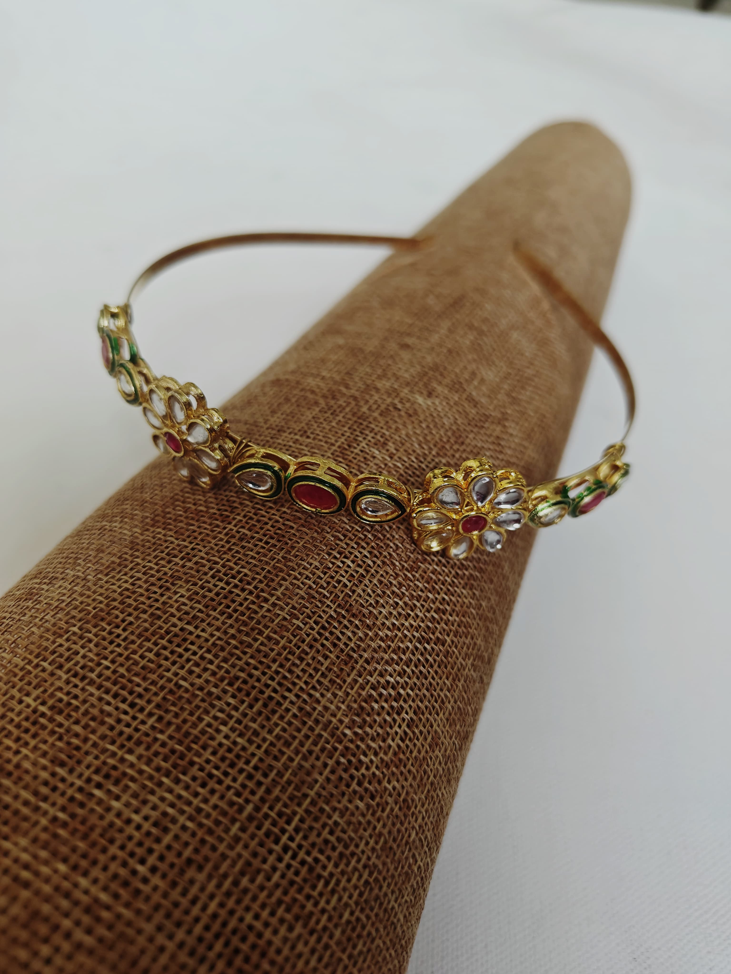 Kundan studded flower and leaves motifs mathapatti headband in golden metal for Girls