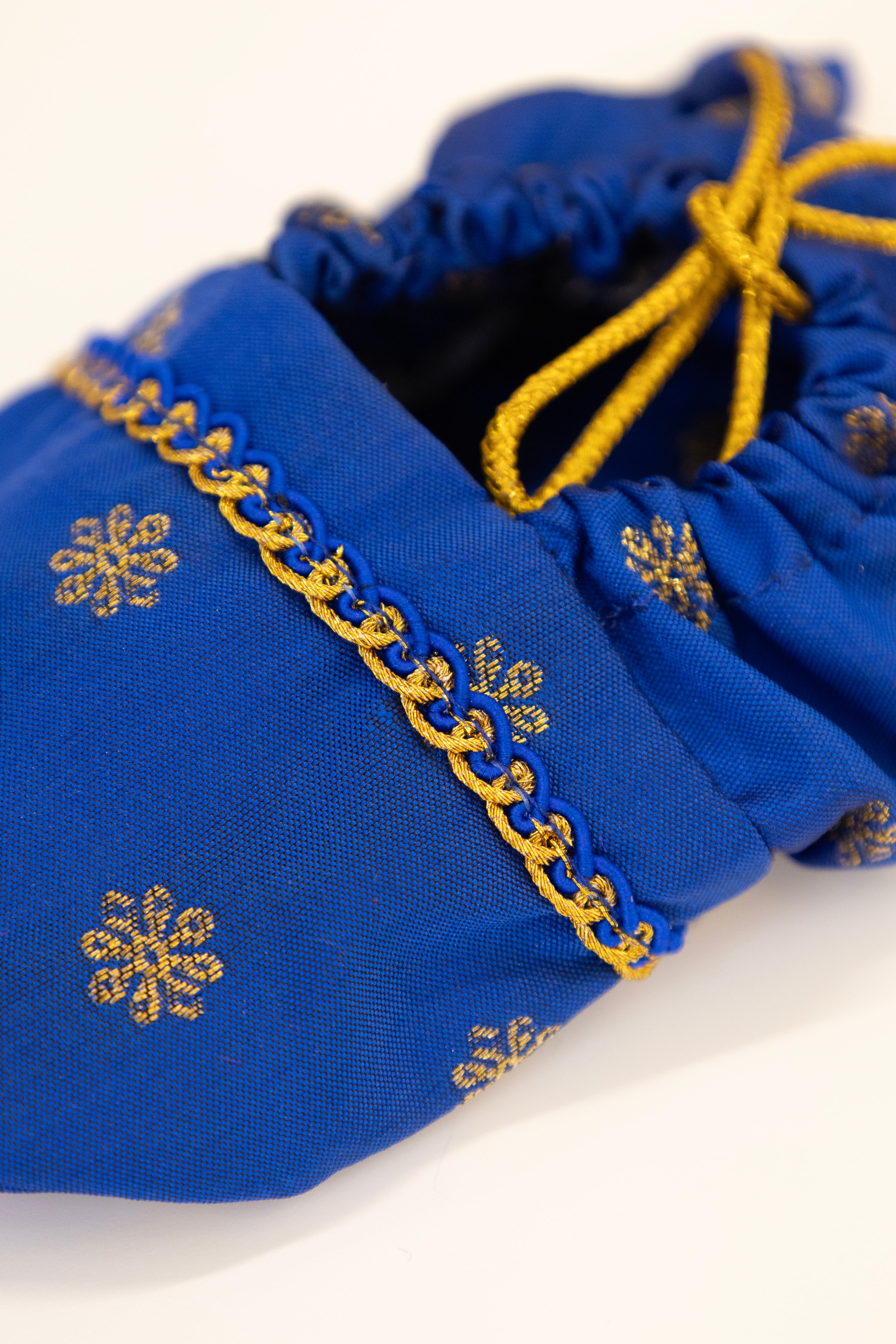 Blue Brocade frilled topda / topi / bonnet and adjustable booties unisex set for Newborn