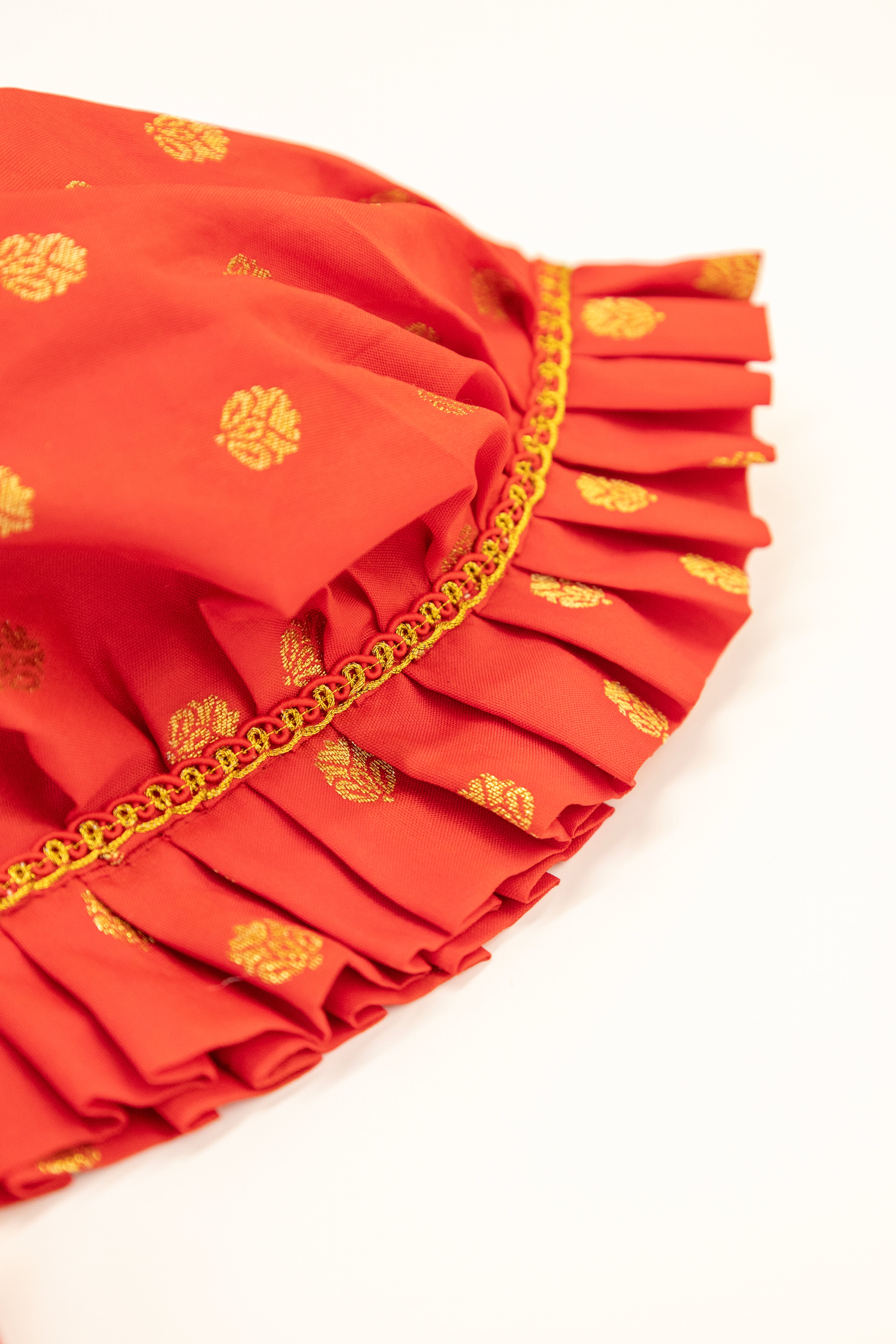 Red Brocade frilled topda / topi / bonnet and adjustable booties unisex set for Newborn