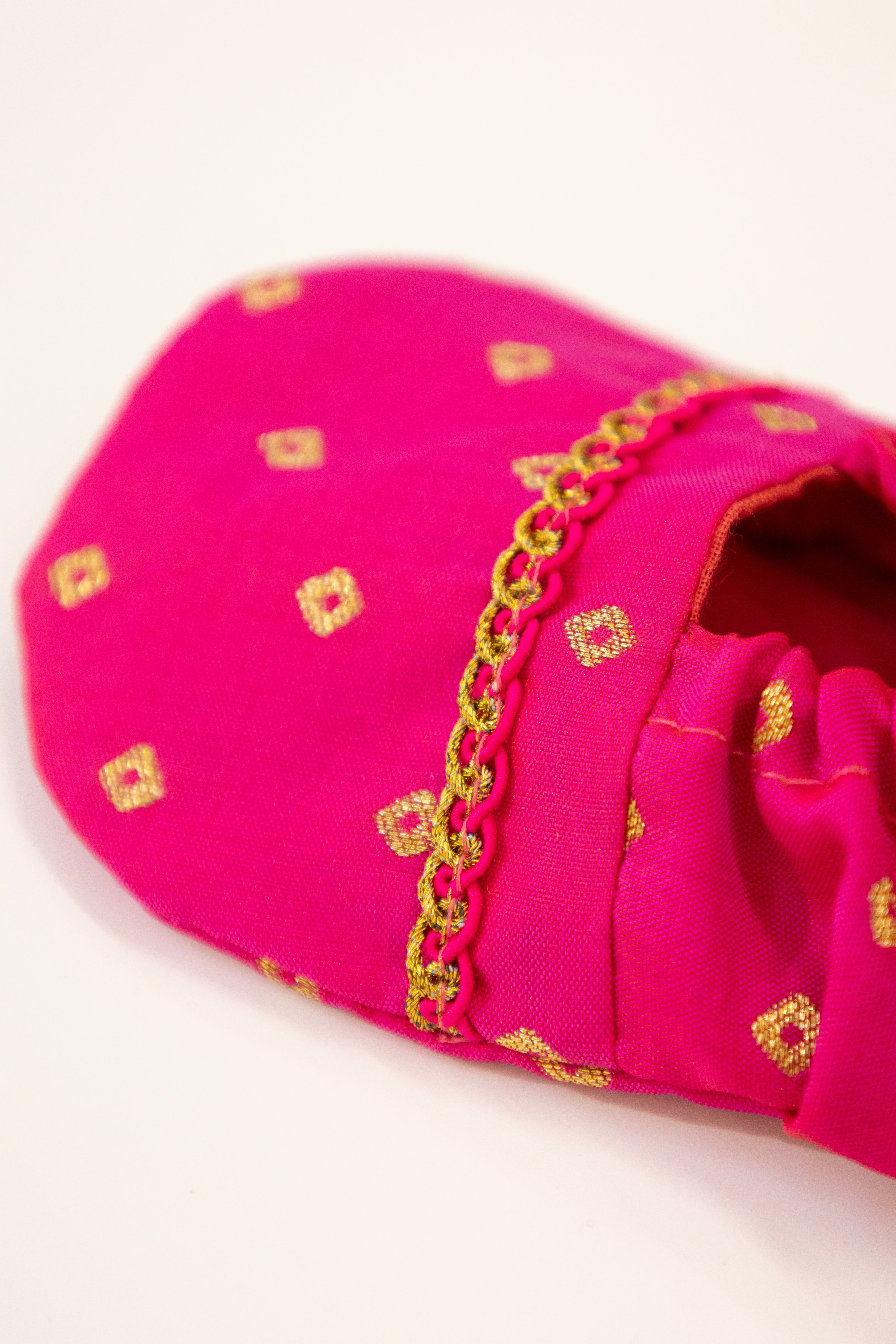 Pink Brocade frilled topda / topi / bonnet and adjustable booties unisex set for Newborn