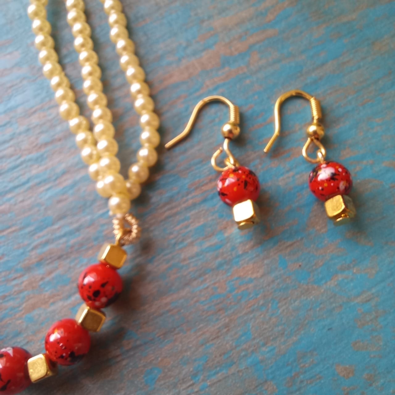 Crackle Beads Pendant with 3 Strands Pearls Necklace Set Soyara Ethnics Studio