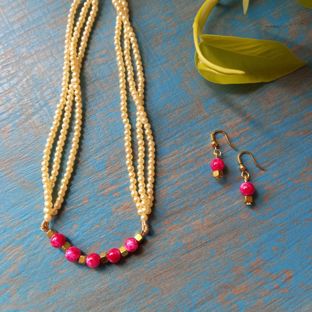 Crackle Beads Pendant with 3 Strands Pearls Necklace Set Soyara Ethnics Studio
