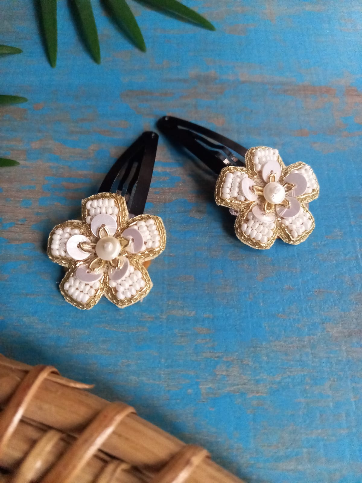 Pearls embellished flower shaped Set of hair
