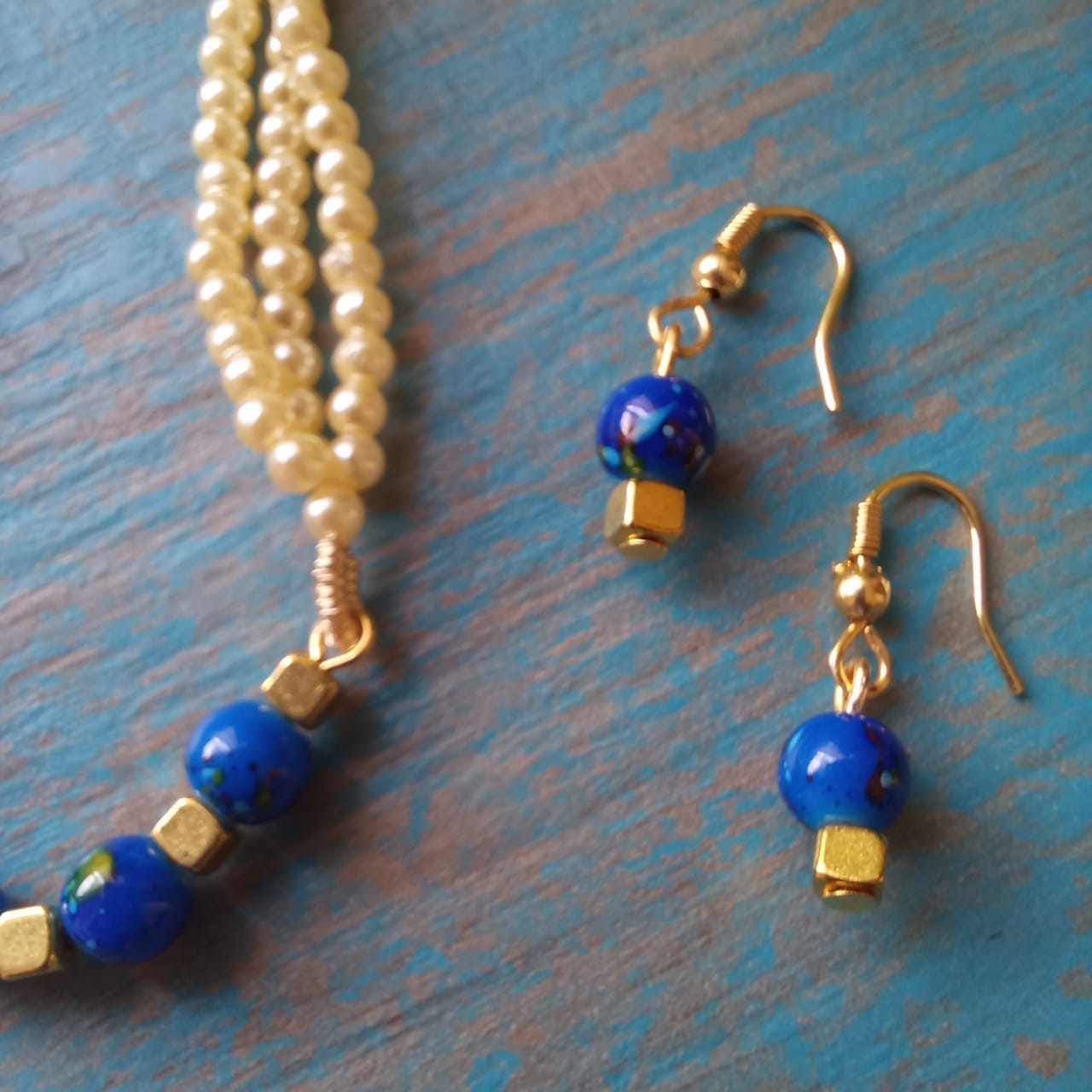 Crackle Beads Pendant with 3 Strands Pearls Necklace Set Soyara Ethnics Studio