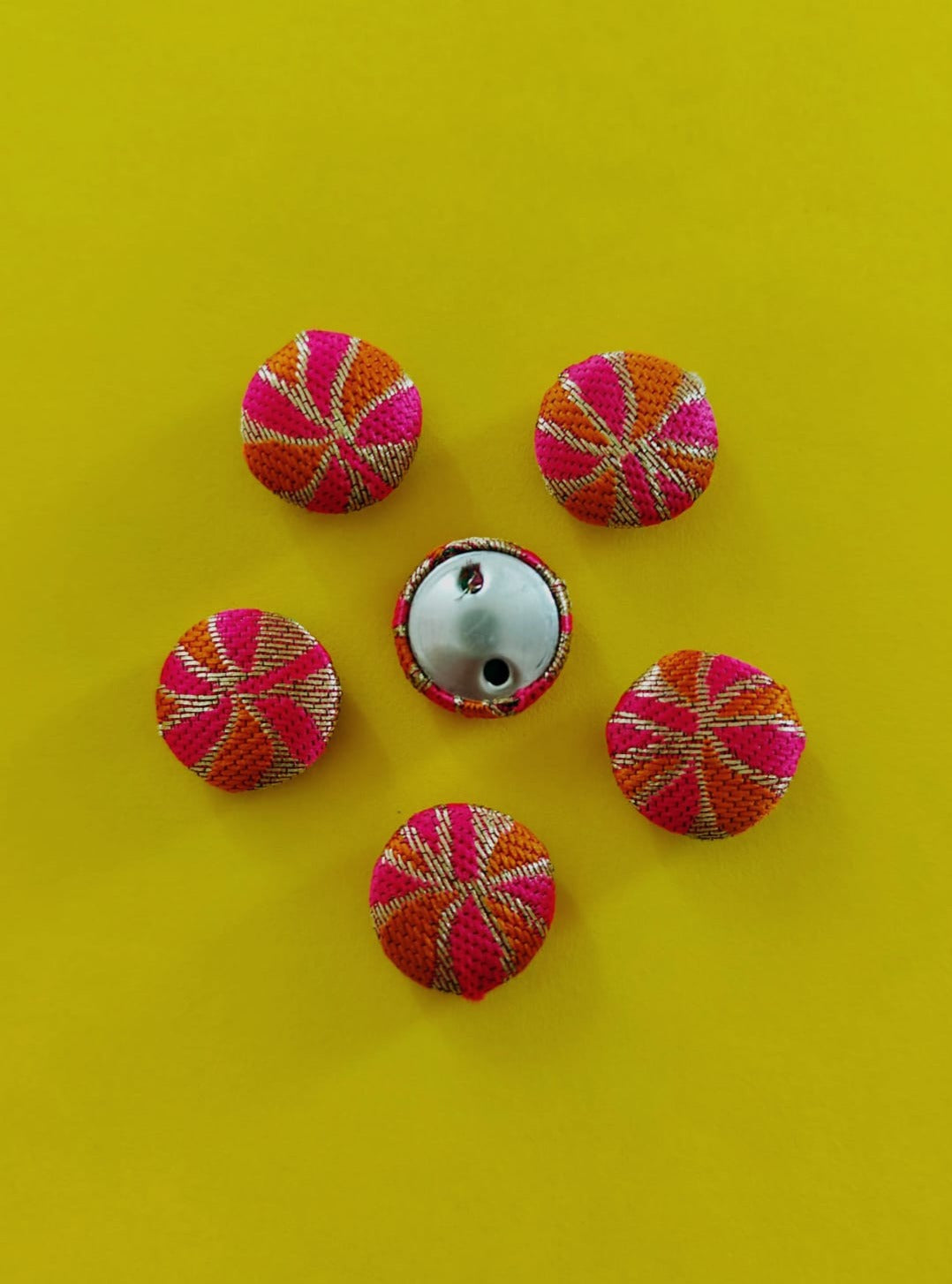 Paithani Fabric buttons/embellishments/adornments - Set Paithani Fabric buttons add a touch of elegance to any attire, whether it's traditional or contemporary !! Set consist of 6 ready to use buttons !
