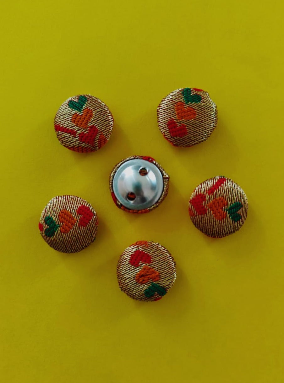Paithani Fabric buttons/embellishments/adornments - Set Paithani Fabric buttons add a touch of elegance to any attire, whether it's traditional or contemporary !! Set consist of 6 ready to use buttons !