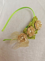 This parrot green headband for girls features delicate fabric flowers and is handcrafted with great care. It is ideal for girls over the age of 2 and makes a lovely addition to any outfit.