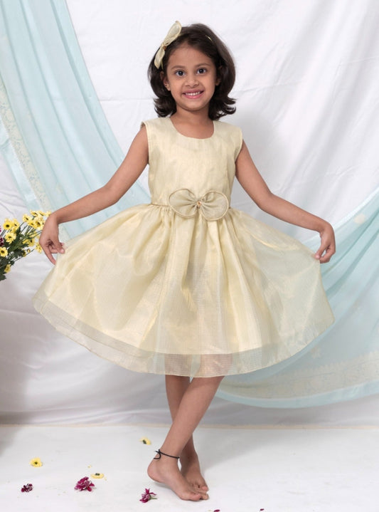 Citrus Green tissue kotta silk sleeveless flared dress with statement embellished bow for Girl.Let your princess be as comfortable as in her casuals with carefully designed and crafted Comfort Ethnic Wear by Soyara Ethnics. Keep her fashion quotient high with timeless patterns, vibrant combinations and royal textiles.