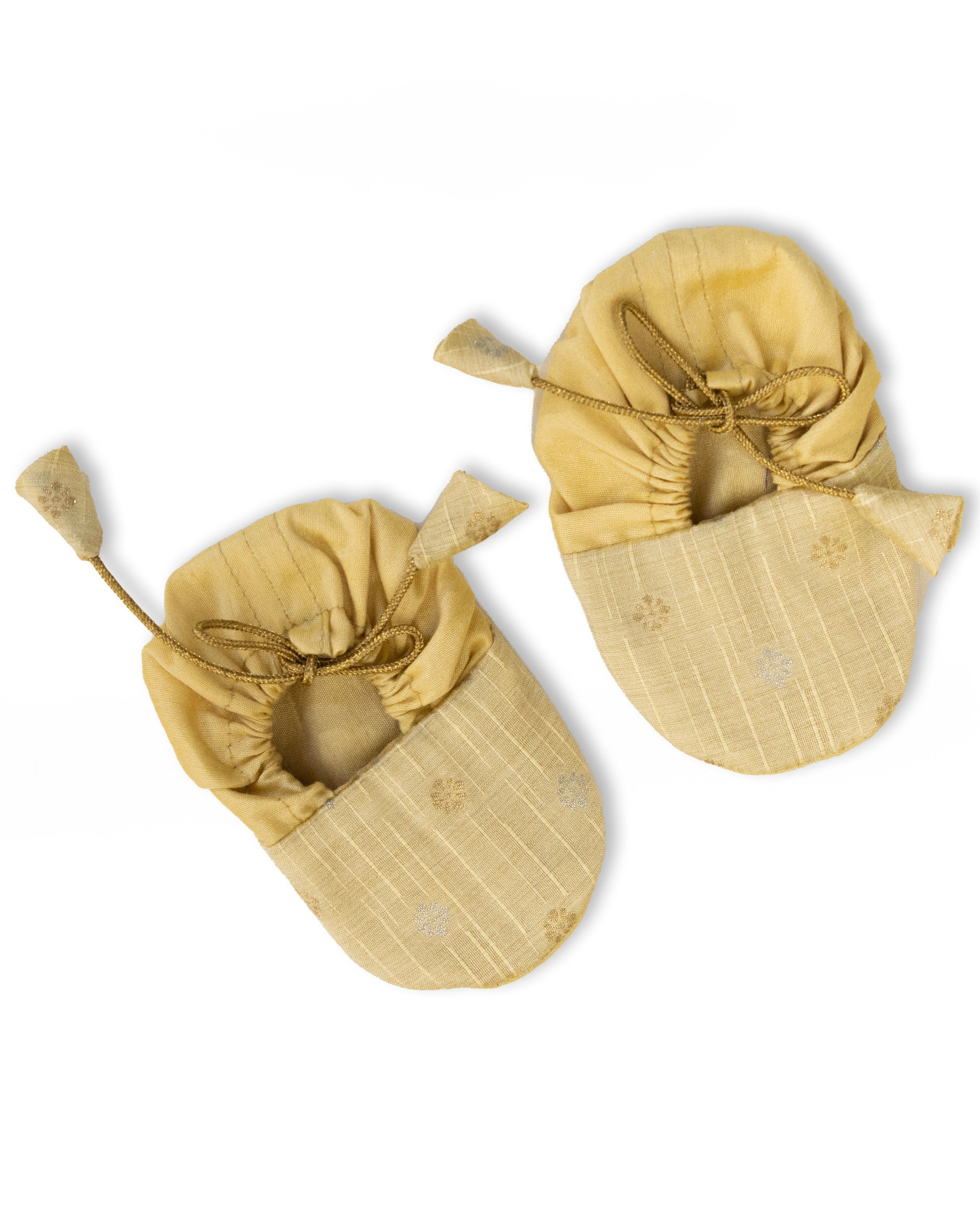 Beige unisex raw silk booties for newborn baby

Adjustable fitting up to 8 months old. Team these with any ethnic dress and complete the royal look! Completely made out of fabrics inside out , make these booties perfectly comfy first ethnic footwear for the newborn.&nbsp;