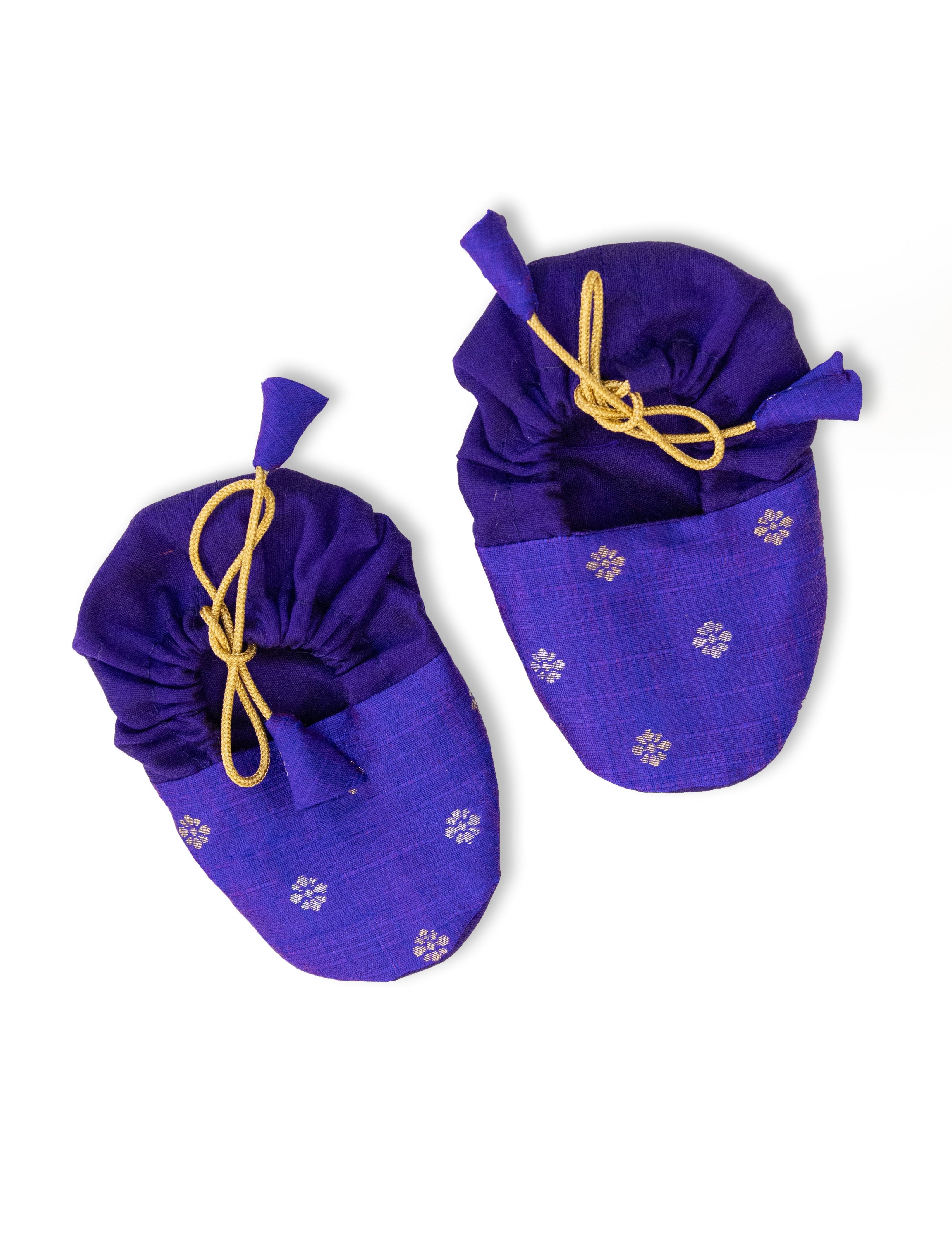 Royal Purple unisex raw silk booties for newborn baby

Adjustable fitting up to 8 months old. Team these with any ethnic dress and complete the royal look! Completely made out of fabrics inside out , make these booties perfectly comfy first ethnic footwear for the newborn.&nbsp;