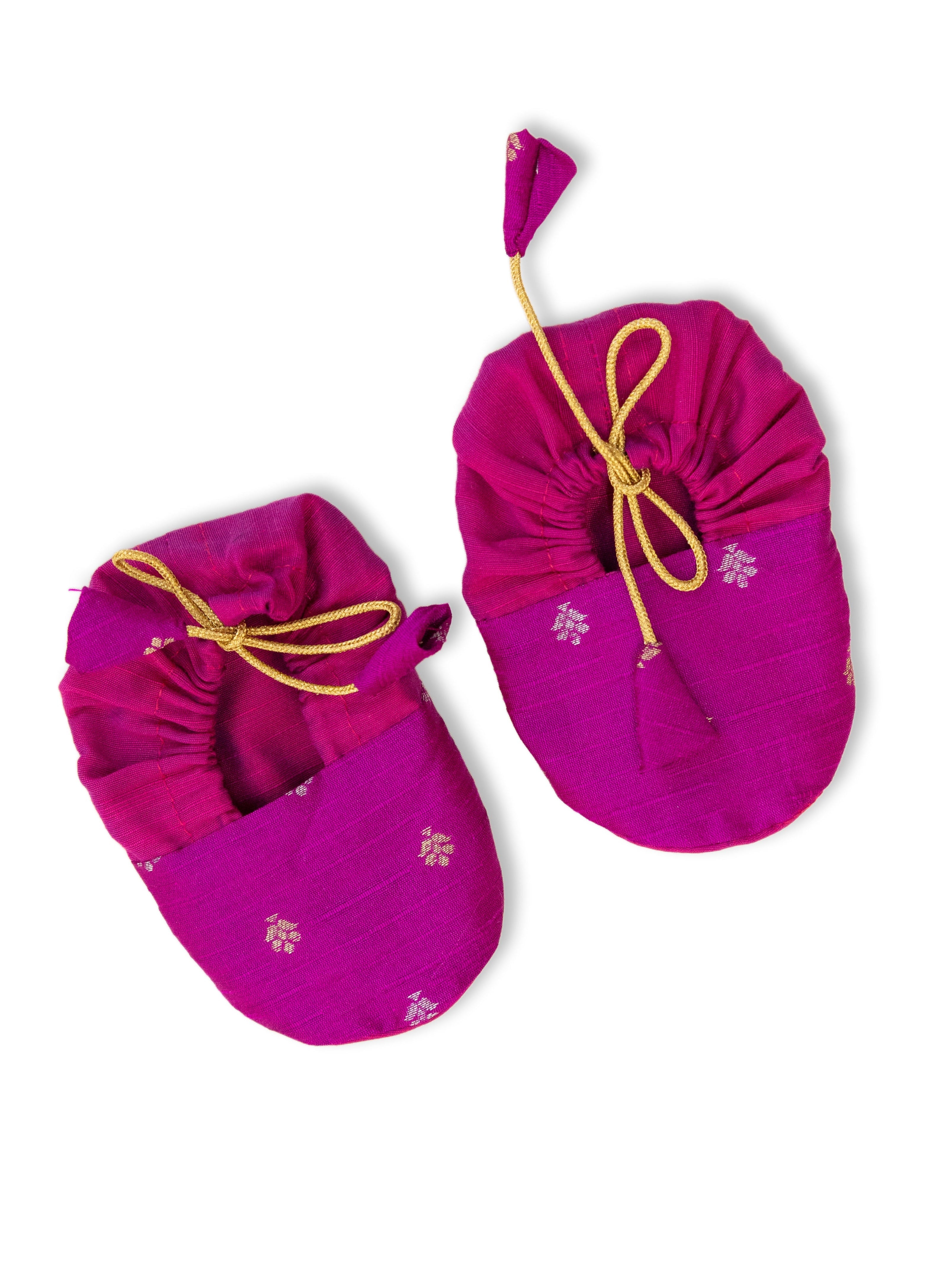 Magenta unisex raw silk booties for newborn baby

Adjustable fitting up to 8 months old. Team these with any ethnic dress and complete the royal look! Completely made out of fabrics inside out , make these booties perfectly comfy first ethnic footwear for the newborn.&nbsp;