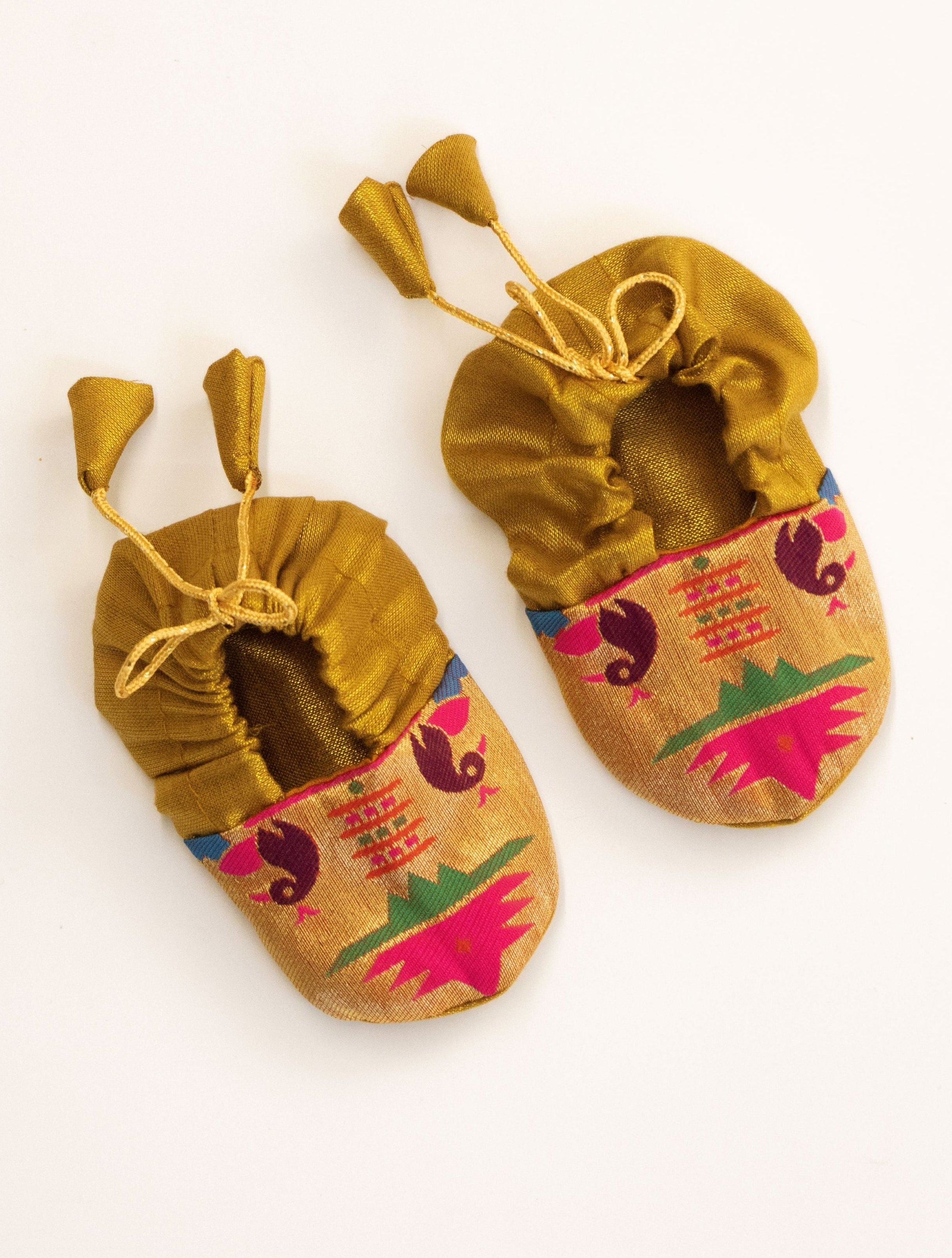 Premium quality Paithani brocade Pink patch unisex booties for newborn baby