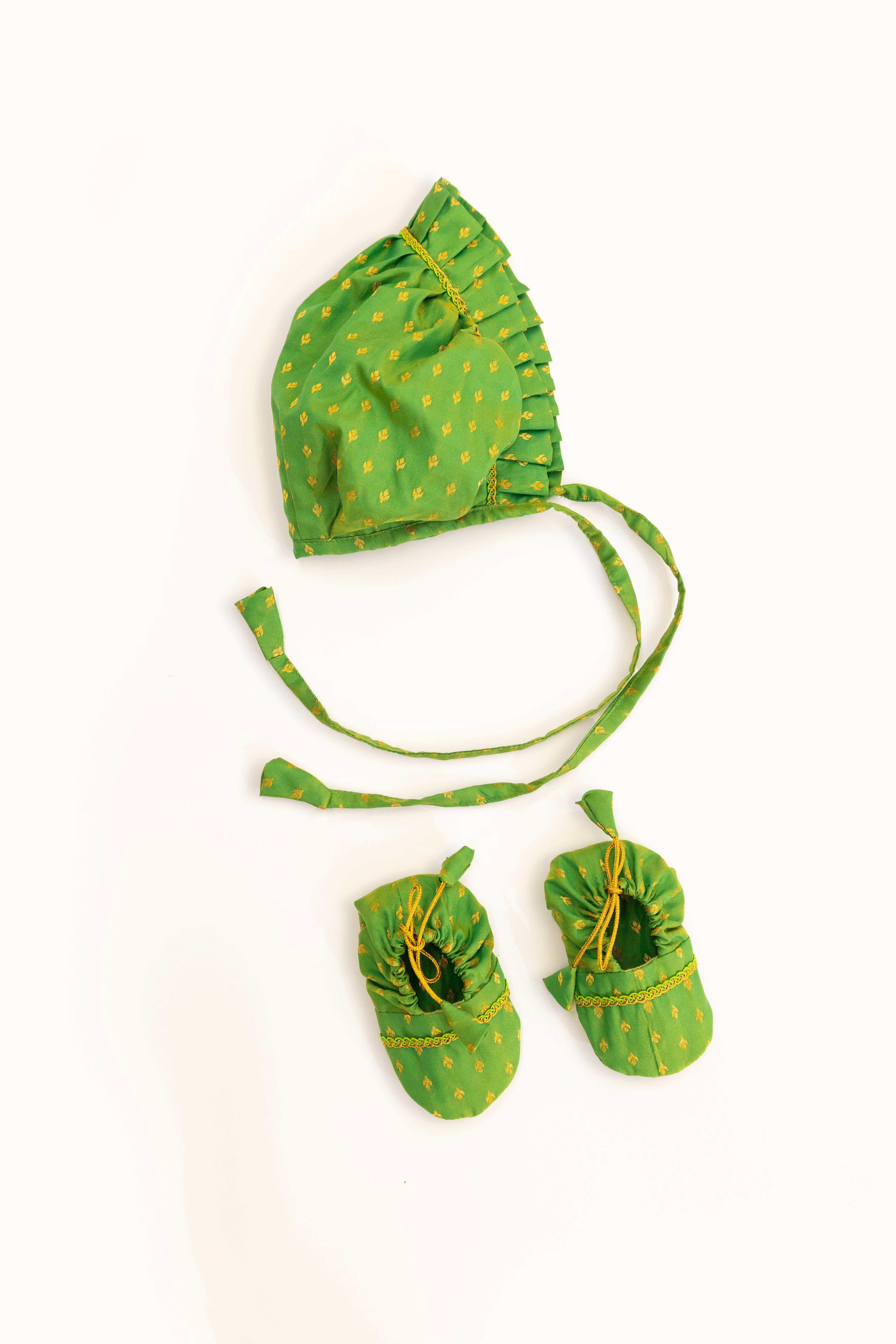 Green Brocade frilled topda / topi / bonnet and adjustable booties unisex set for Newborn