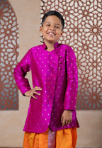 This magenta kurta features a half stand collar and is crafted from raw silk adorned with zari motifs. It showcases an elegant overlap pattern, perfect for Batu occasions.