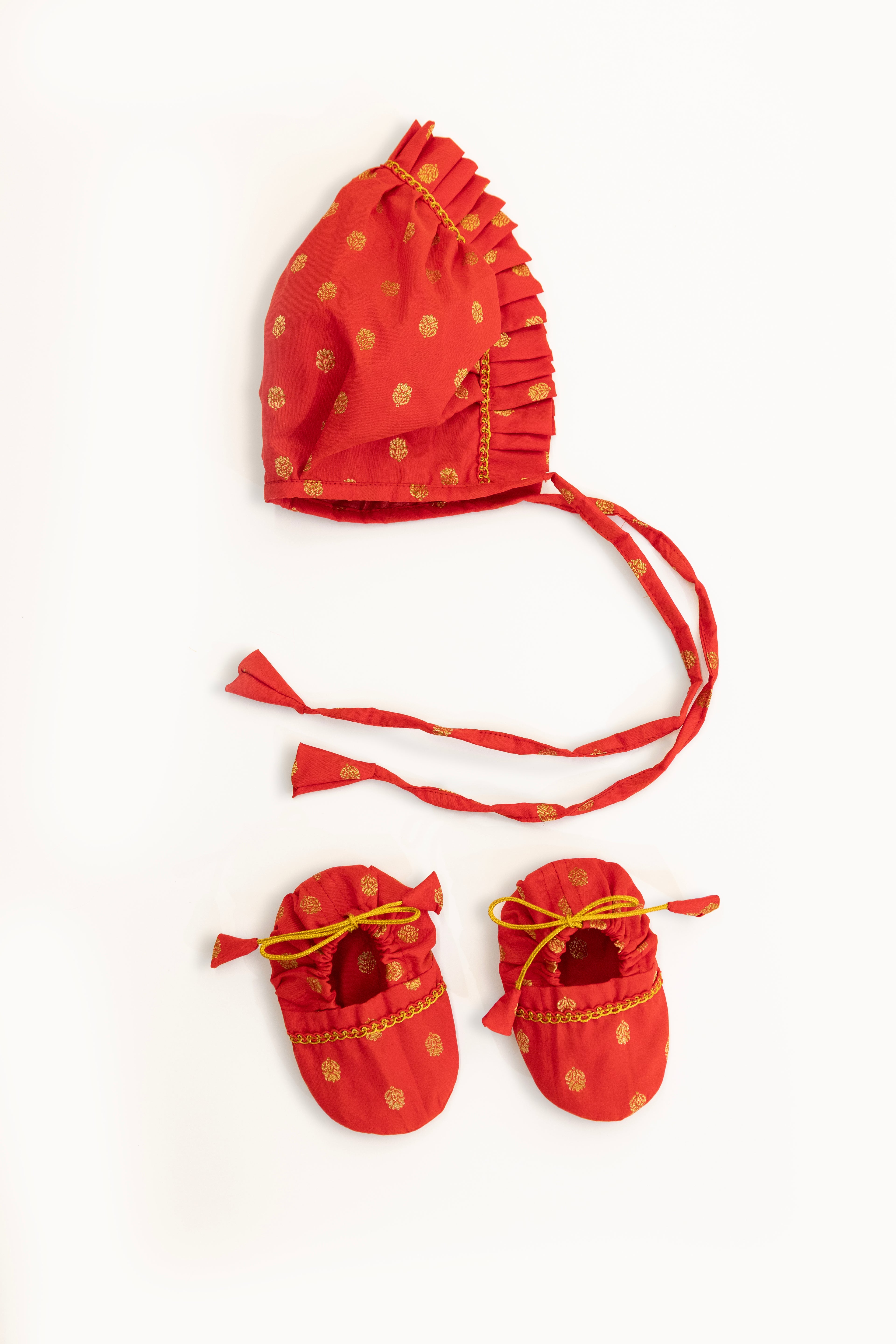 Red Brocade frilled topda / topi / bonnet and adjustable booties unisex set for Newborn