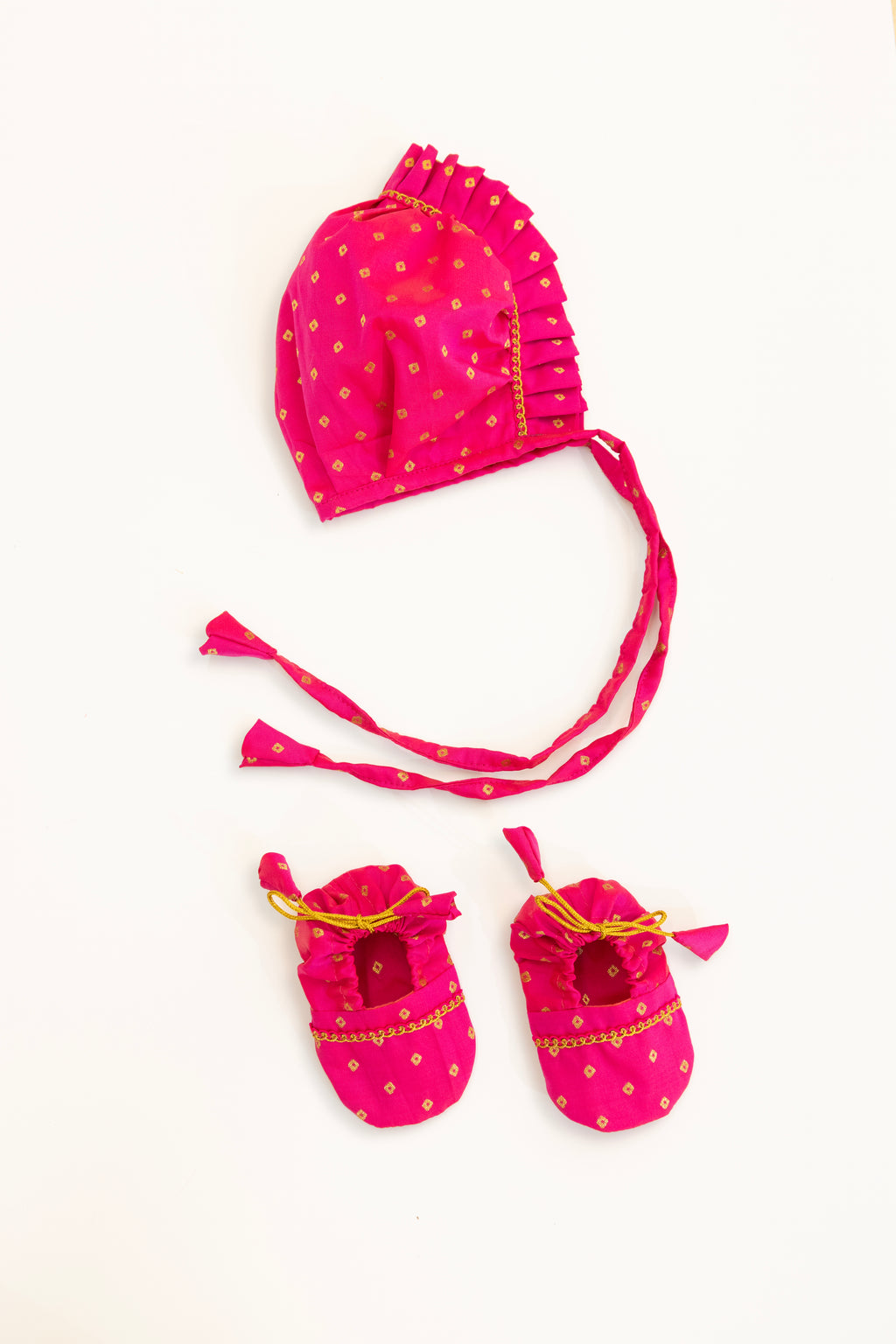 Pink Brocade frilled topda / topi / bonnet and adjustable booties unisex set for Newborn