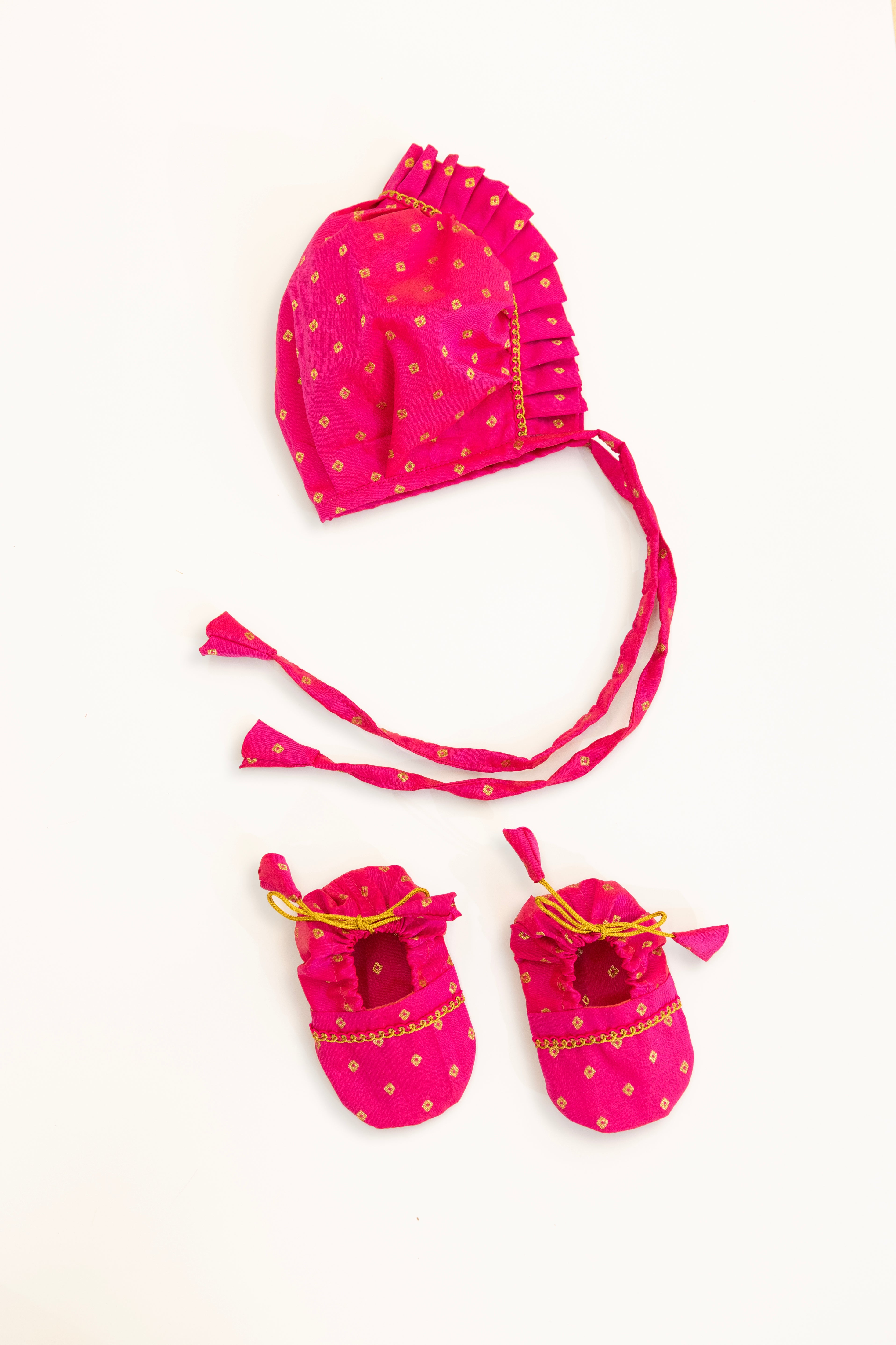 Pink Brocade frilled topda / topi / bonnet and adjustable booties unisex set for Newborn