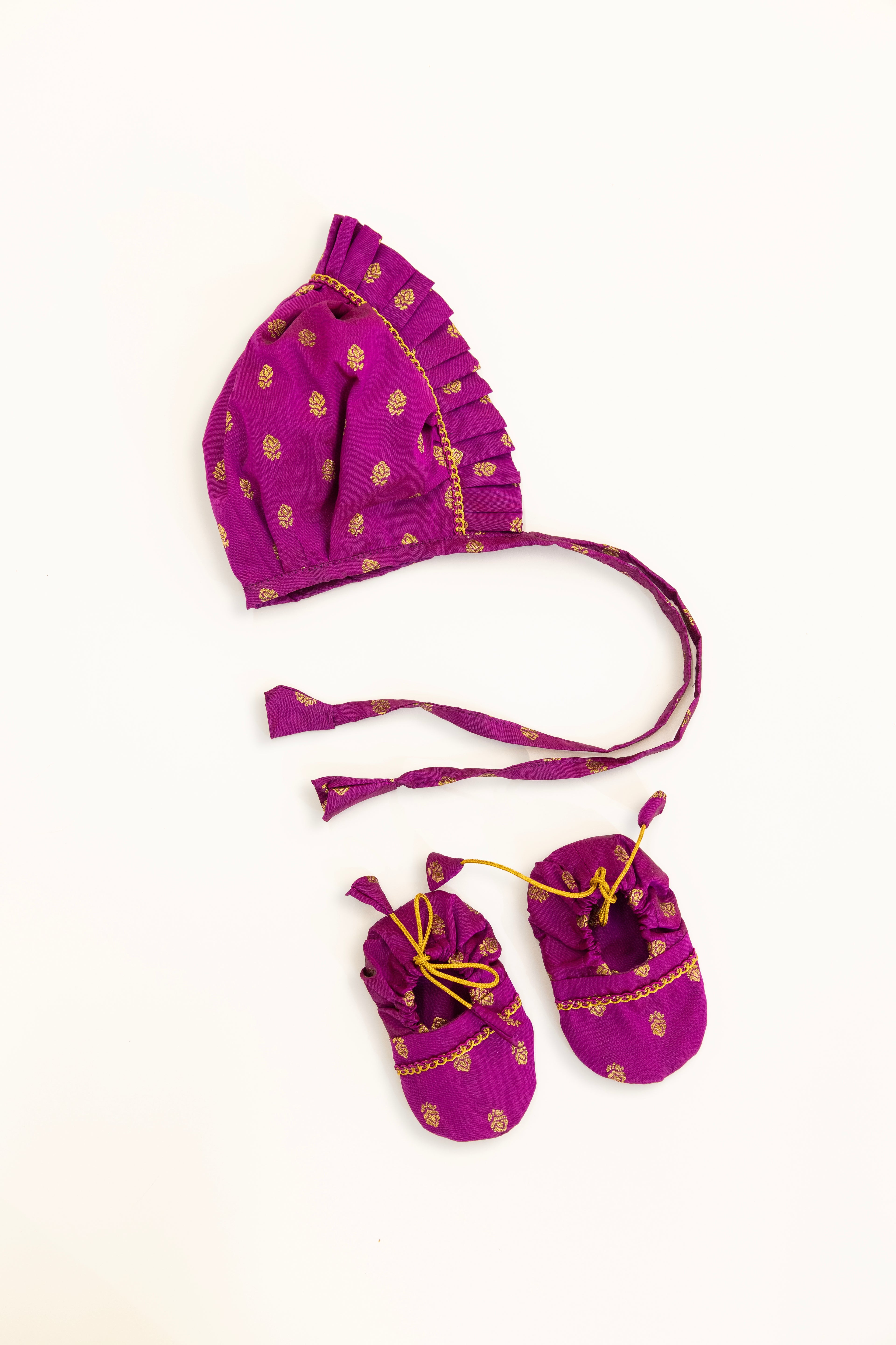 Purple Brocade frilled topda / topi / bonnet and adjustable booties unisex set for Newborn