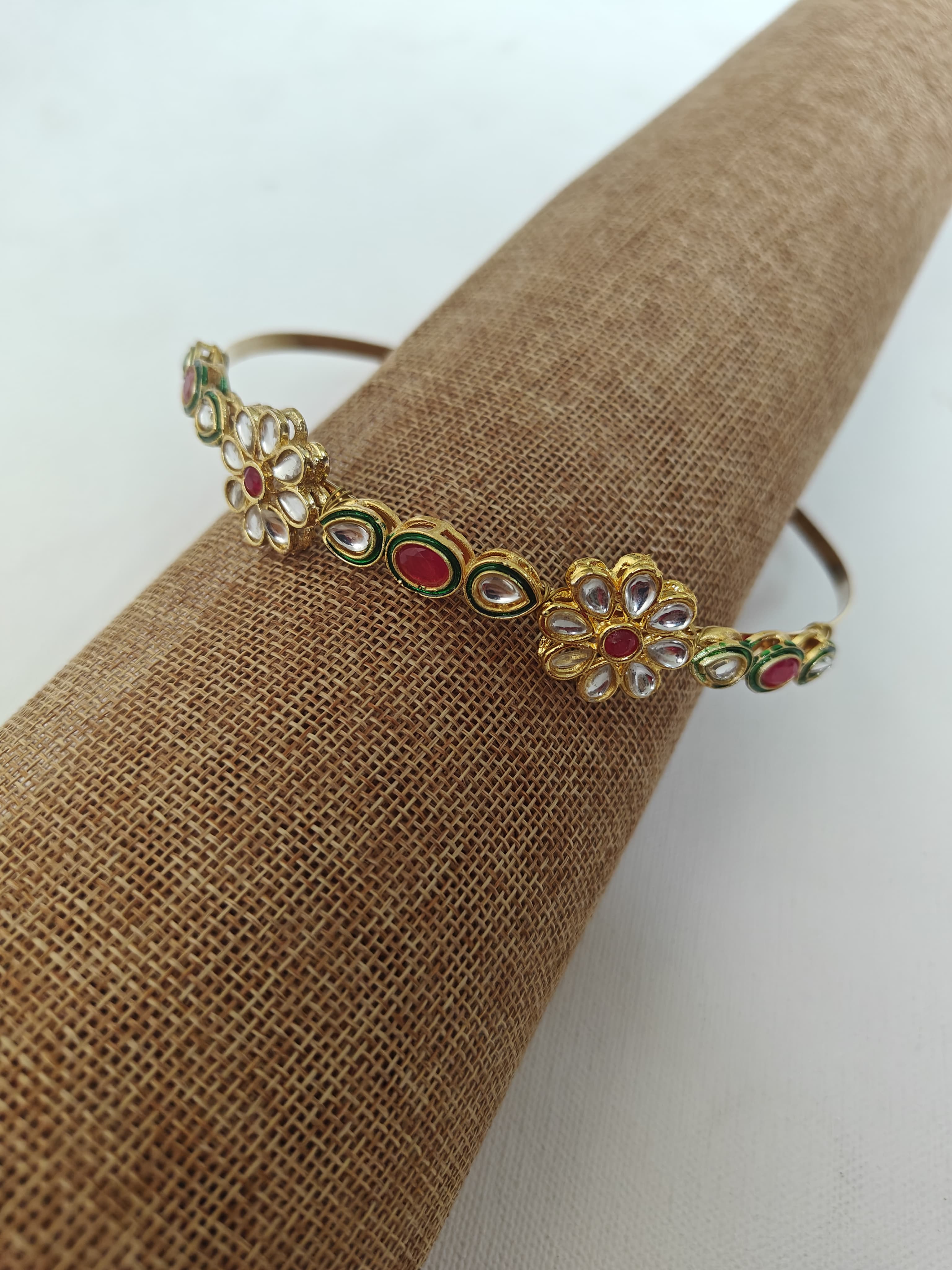 Kundan studded flower and leaves motifs mathapatti headband in golden metal for Girls