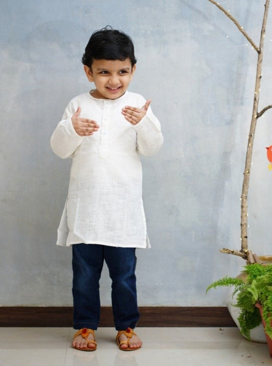Slub Cotton Plain White Round Neck Kurta.Kurtas with collar or Angrakha pattern teamed with salwar are the best choice for any festive occasion for boys.They are Trendy, Easy to wear and comfortable to carry.
