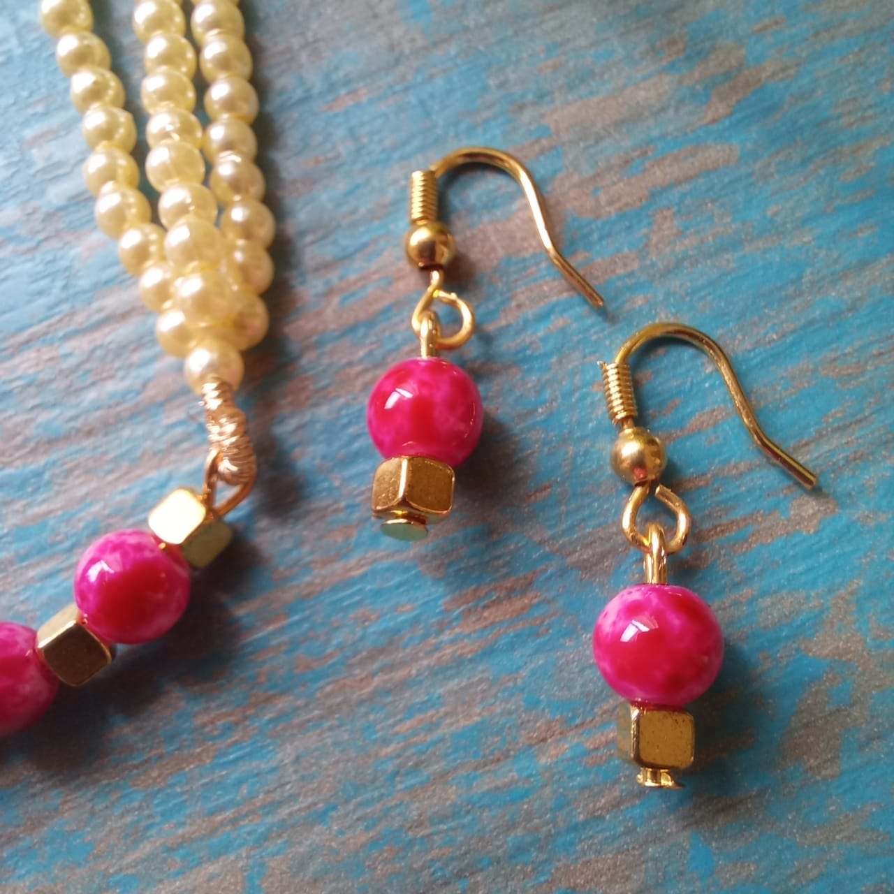 Crackle Beads Pendant with 3 Strands Pearls Necklace Set Soyara Ethnics Studio