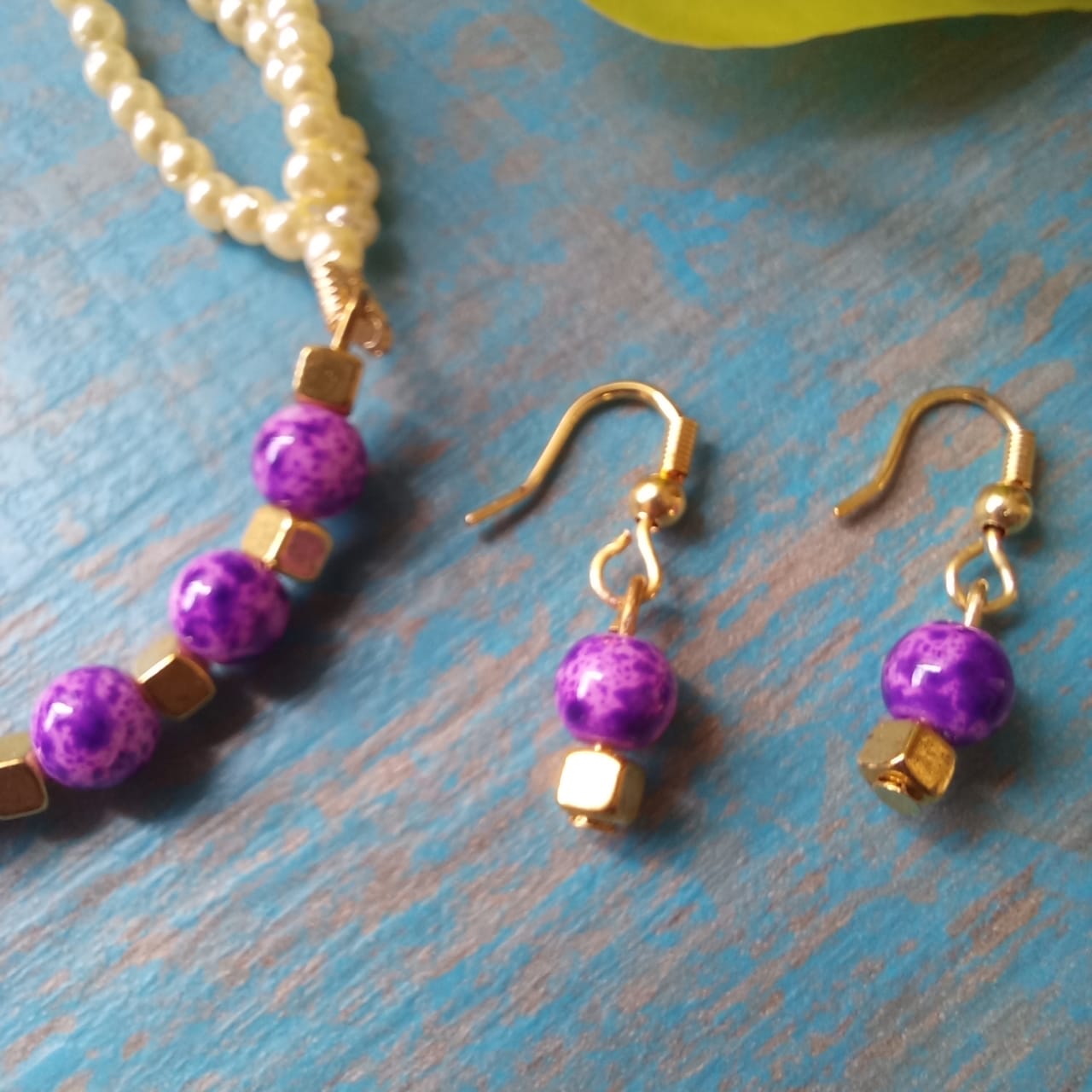 Crackle Beads Pendant with 3 Strands Pearls Necklace Set Soyara Ethnics Studio