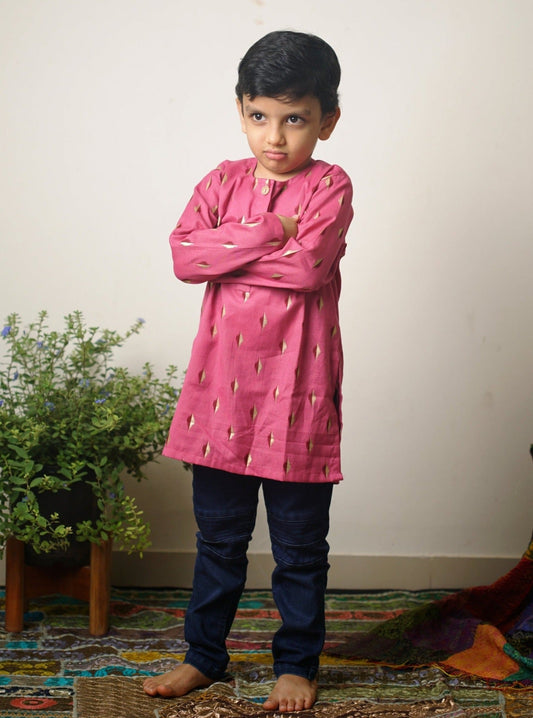 Mulberry Pink Handloom cotton kurta.Kurtas with collar or Angarakha pattern teamed with shalwar are the best choice for any festive occasion for boys.They are Trendy, Easy to wear and comfortable to carry.
