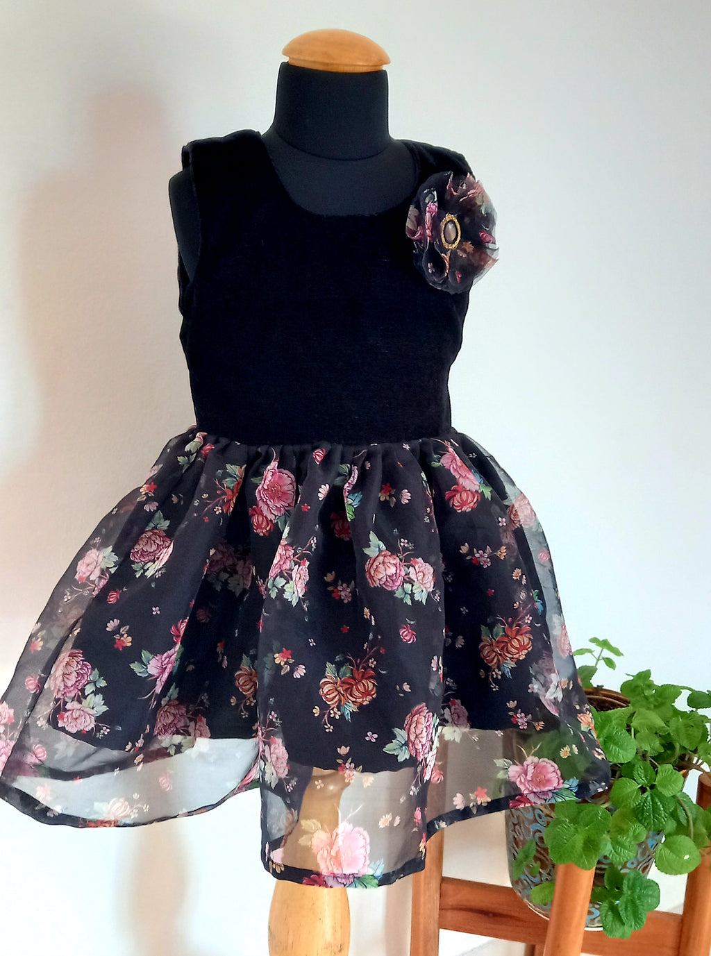 Celebrate Sankrant in style with our elegant black ethnic wear for boys and girls. Crafted from luxurious silk brocade and Chanderi fabrics, this collection blends tradition with modern charm. Perfect for the Makar Sankrant festival ! 