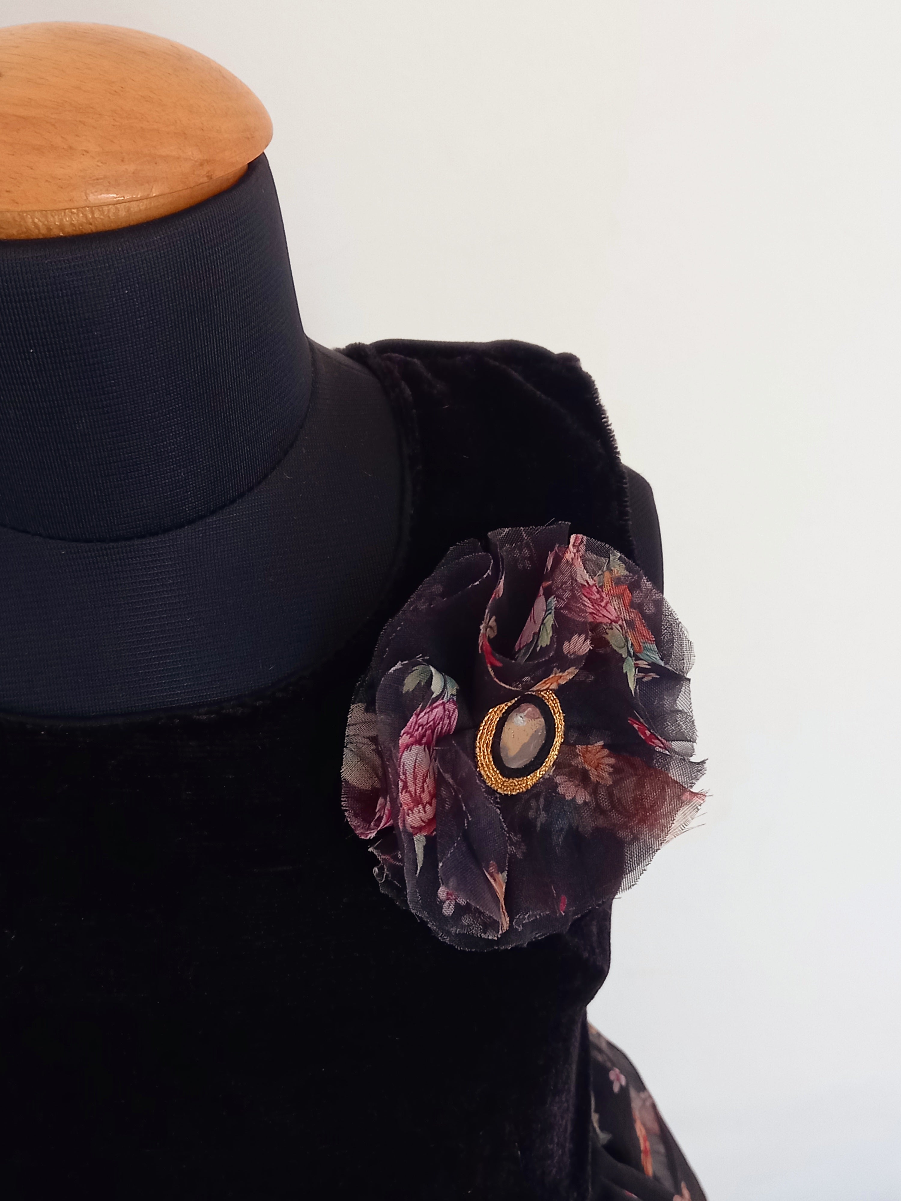 Celebrate Sankrant in style with our elegant black ethnic wear for boys and girls. Crafted from luxurious silk brocade and Chanderi fabrics, this collection blends tradition with modern charm. Perfect for the Makar Sankrant festival ! 