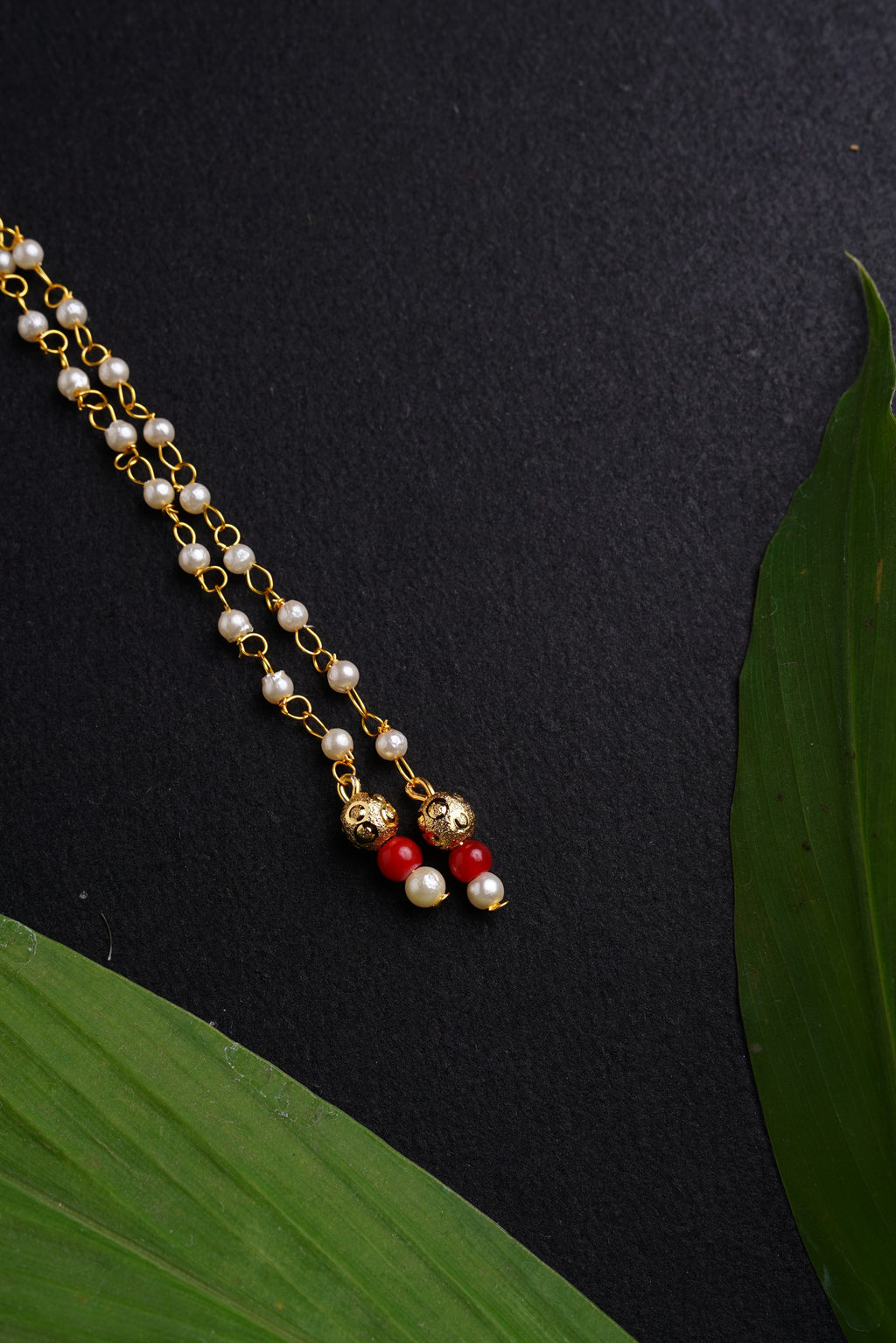 Mundavalya is a forehead ornament worn by Batu for Vratabandh/Munj/Upnayan/Thread Ceremony. Mundavalya,kanthi,bhikbali,topi,pagdi are boys accessories exclusively designed using Pearls,glass beads,jadau & gold plated findings for Batu,for Upanayan/Vratabandha/munj /thread ceremony.