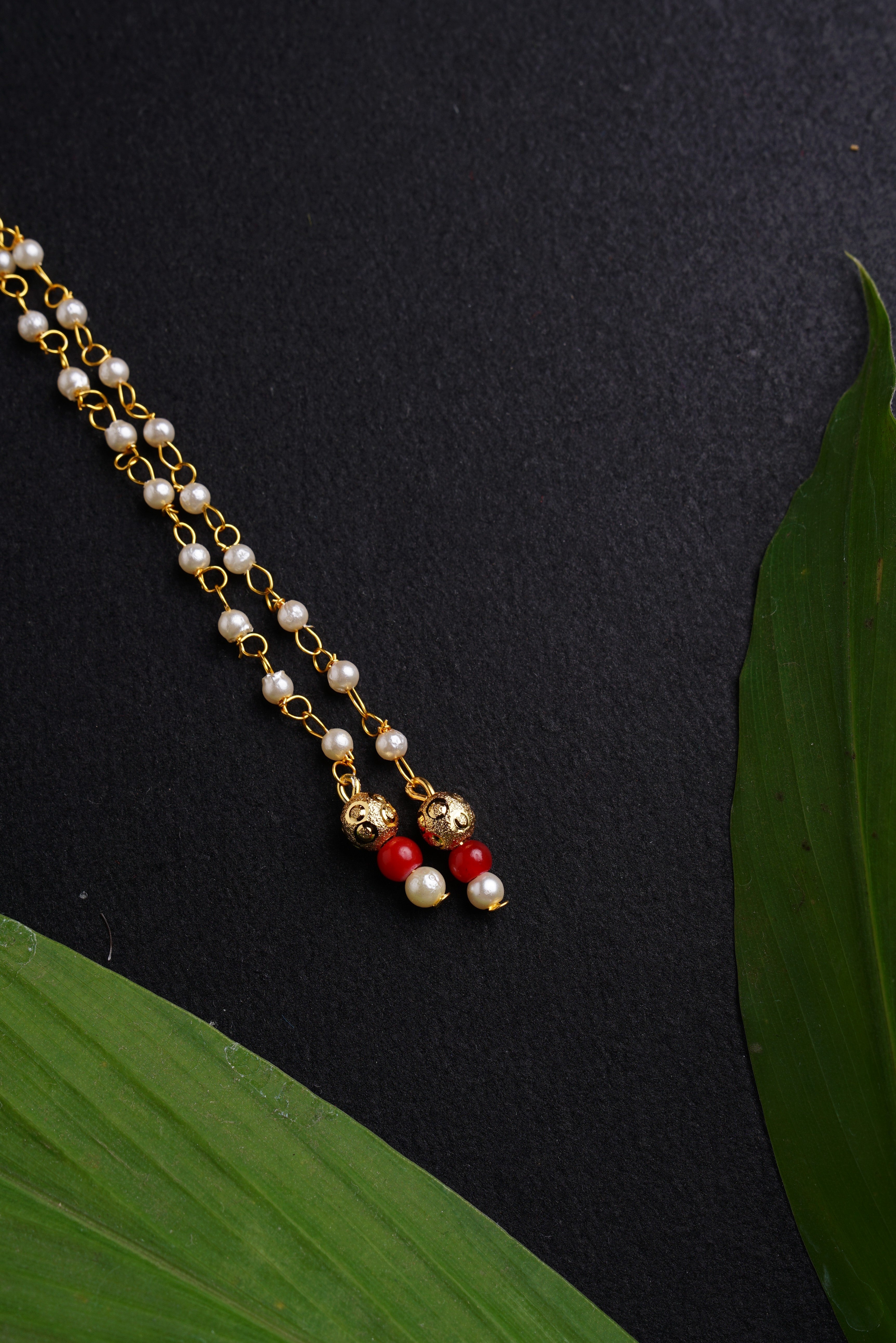 Mundavalya is a forehead ornament worn by Batu for Vratabandh/Munj/Upnayan/Thread Ceremony. Mundavalya,kanthi,bhikbali,topi,pagdi are boys accessories exclusively designed using Pearls,glass beads,jadau & gold plated findings for Batu,for Upanayan/Vratabandha/munj /thread ceremony.