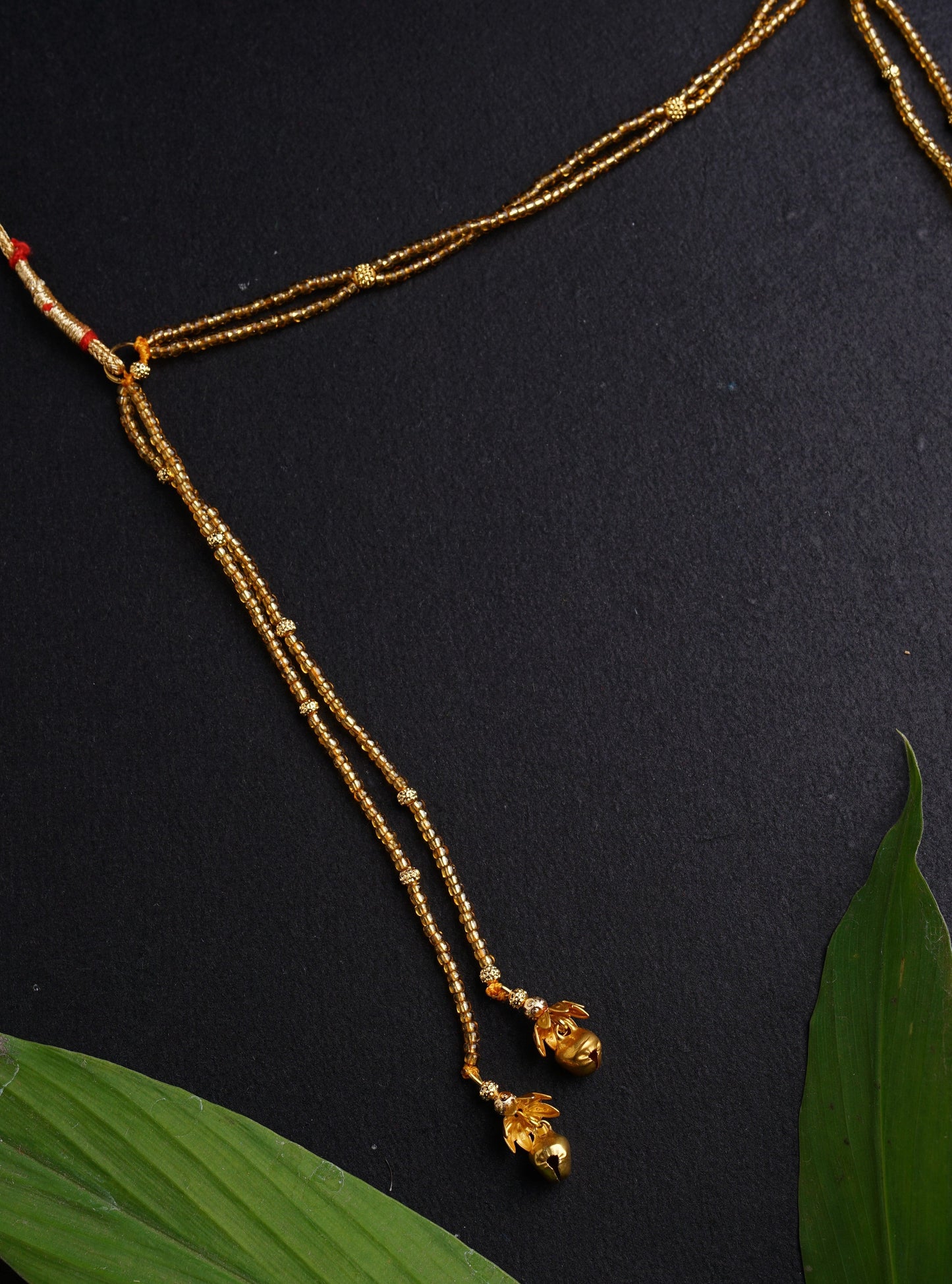 Mundavalya is a forehead ornament worn by Batu for Vratabandh/Munj/Upnayan/Thread Ceremony. Mundavalya,kanthi,bhikbali,topi,pagdi are boys accessories exclusively designed using Pearls,glass beads,jadau & gold plated findings for Batu,for Upanayan/Vratabandha/munj /thread ceremony.