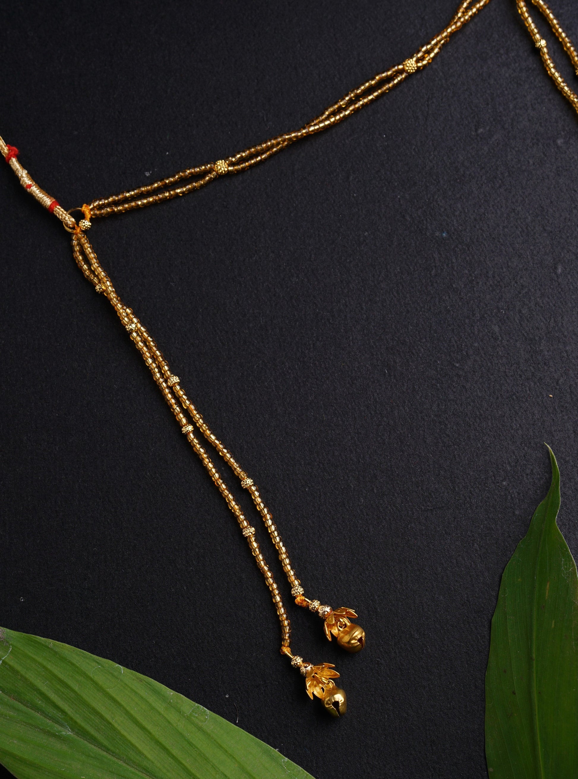 Mundavalya is a forehead ornament worn by Batu for Vratabandh/Munj/Upnayan/Thread Ceremony. Mundavalya,kanthi,bhikbali,topi,pagdi are boys accessories exclusively designed using Pearls,glass beads,jadau & gold plated findings for Batu,for Upanayan/Vratabandha/munj /thread ceremony.