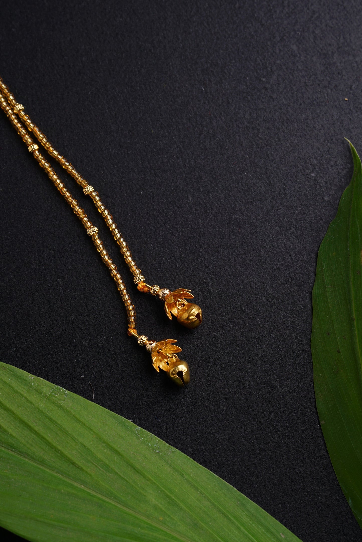 Mundavalya is a forehead ornament worn by Batu for Vratabandh/Munj/Upnayan/Thread Ceremony. Mundavalya,kanthi,bhikbali,topi,pagdi are boys accessories exclusively designed using Pearls,glass beads,jadau & gold plated findings for Batu,for Upanayan/Vratabandha/munj /thread ceremony.
