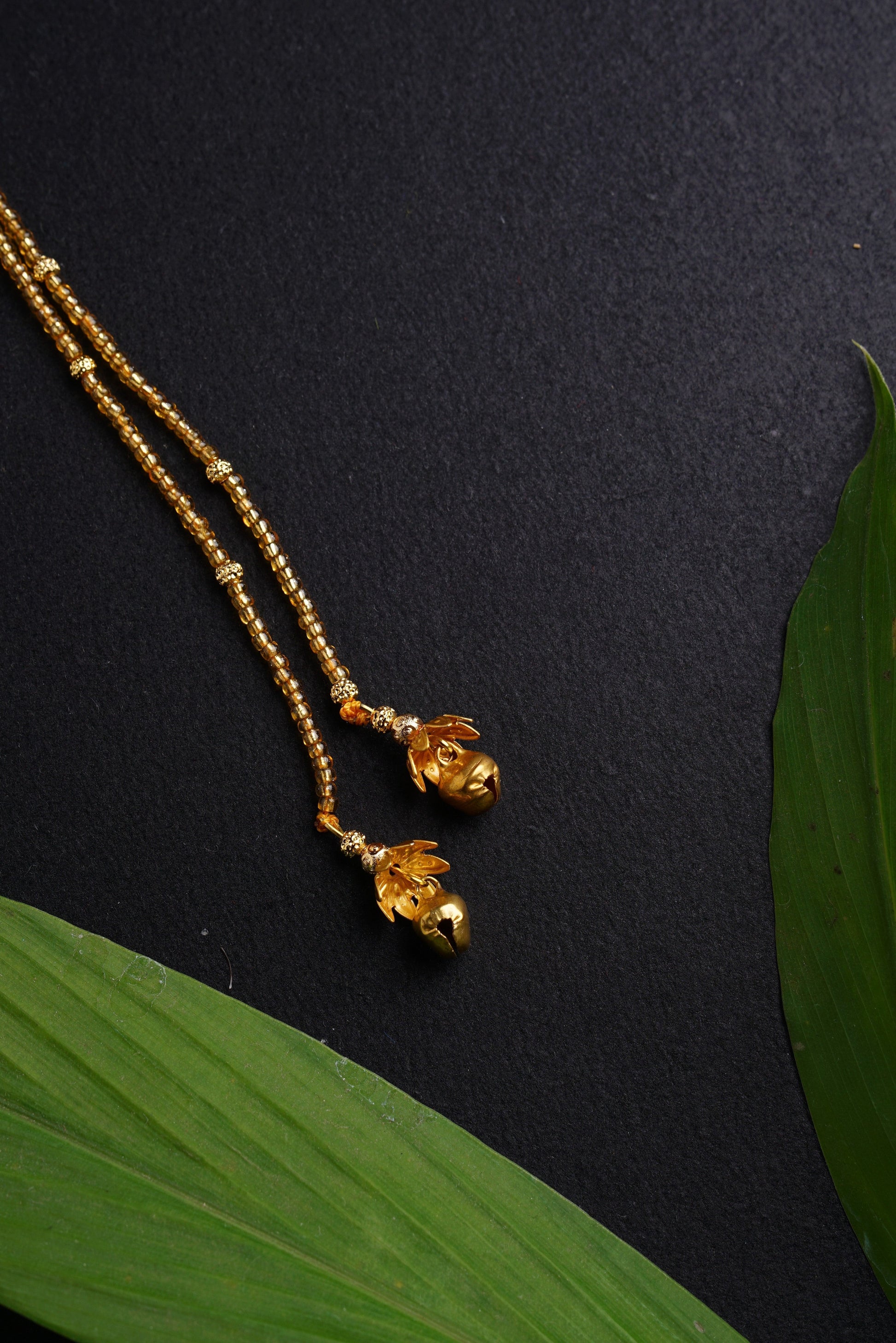 Mundavalya is a forehead ornament worn by Batu for Vratabandh/Munj/Upnayan/Thread Ceremony. Mundavalya,kanthi,bhikbali,topi,pagdi are boys accessories exclusively designed using Pearls,glass beads,jadau & gold plated findings for Batu,for Upanayan/Vratabandha/munj /thread ceremony.