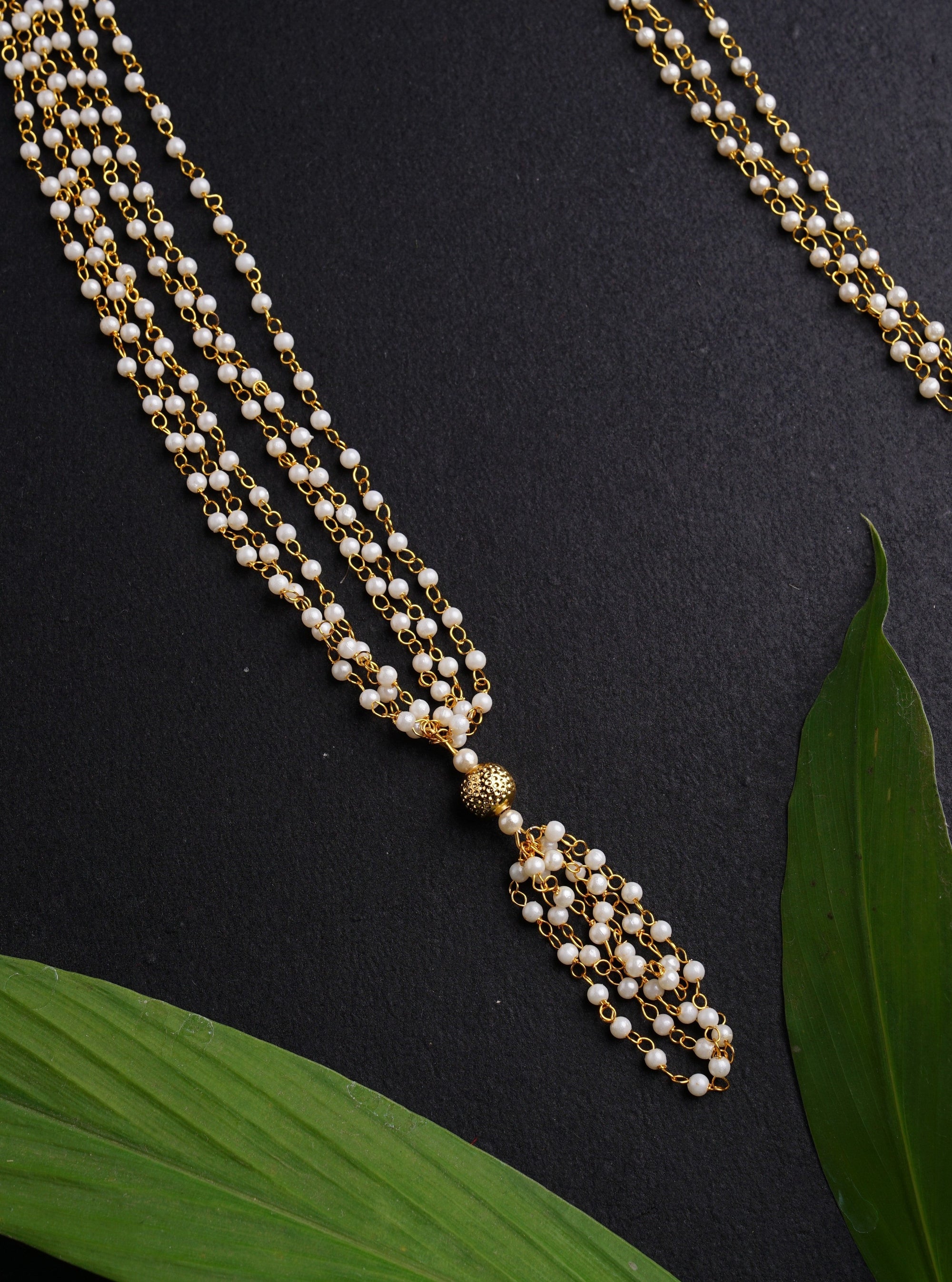 The Janav/Yagnopavit/Sacred Thread is received by the batu,that he continues wearing from left shoulder to the right crossing the chest.Mundavalya,kanthi,bhikbali,topi,pagdi are boys accessories exclusively designed using Pearls,jadau & gold plated findings for Batu,for Upanayan/Vratabandha/munj /thread ceremony.  