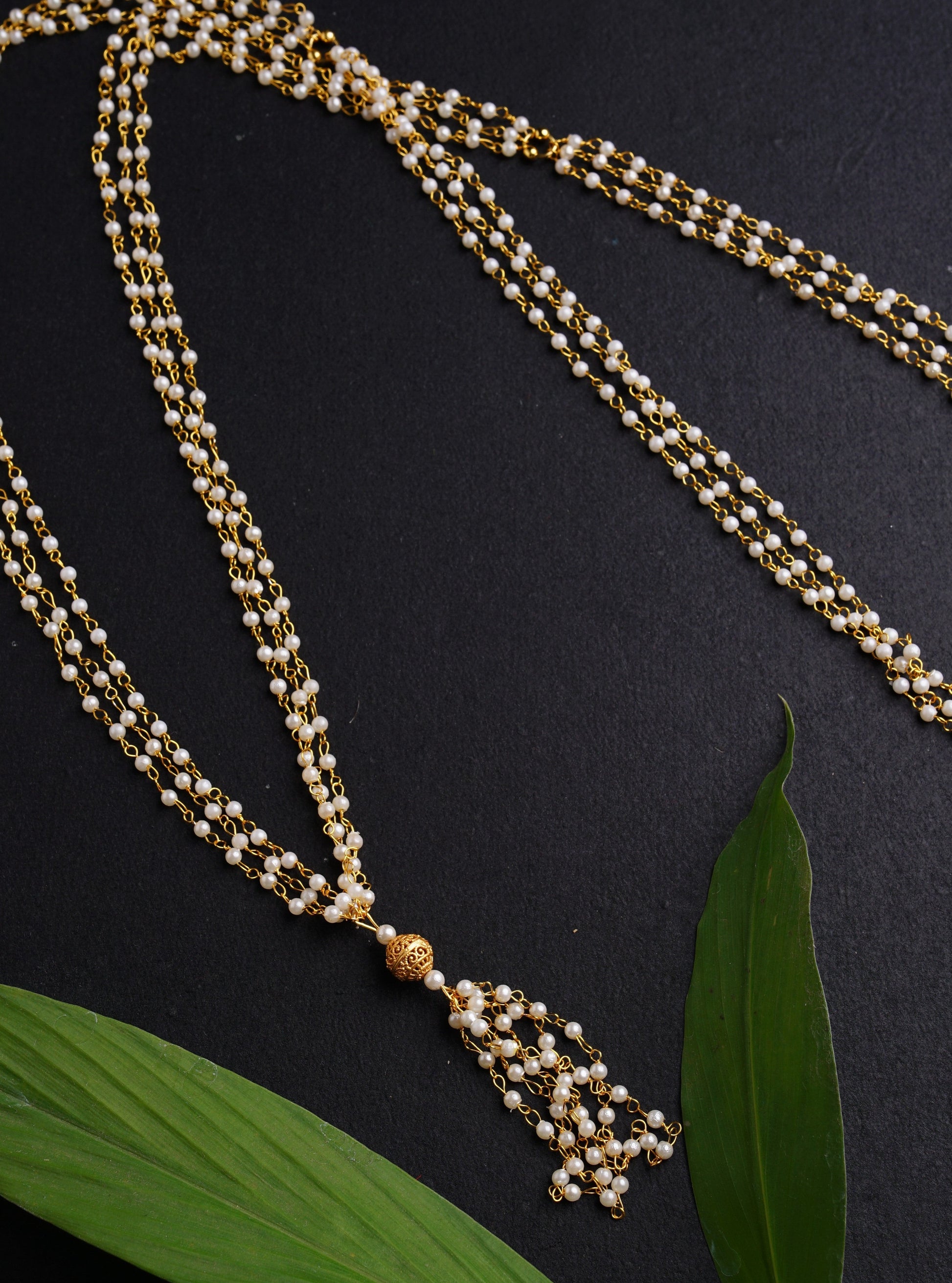 The Janav/Yagnopavit/Sacred Thread is received by the batu,that he continues wearing from left shoulder to the right crossing the chest.Mundavalya,kanthi,bhikbali,topi,pagdi are boys accessories exclusively designed using Pearls,jadau & gold plated findings for Batu,for Upanayan/Vratabandha/munj /thread ceremony.