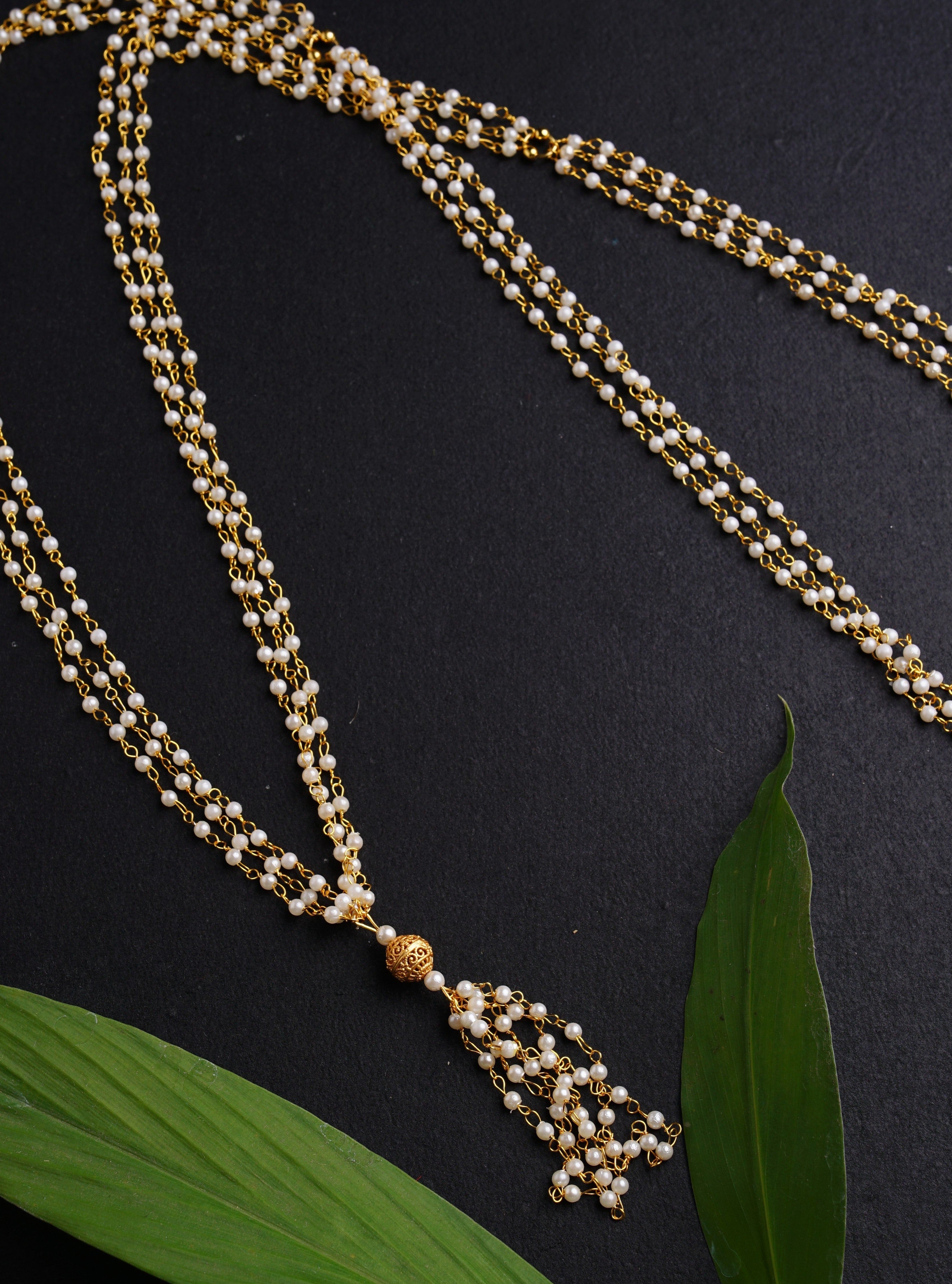 The Janav/Yagnopavit/Sacred Thread is received by the batu,that he continues wearing from left shoulder to the right crossing the chest.Mundavalya,kanthi,bhikbali,topi,pagdi are boys accessories exclusively designed using Pearls,jadau & gold plated findings for Batu,for Upanayan/Vratabandha/munj /thread ceremony.