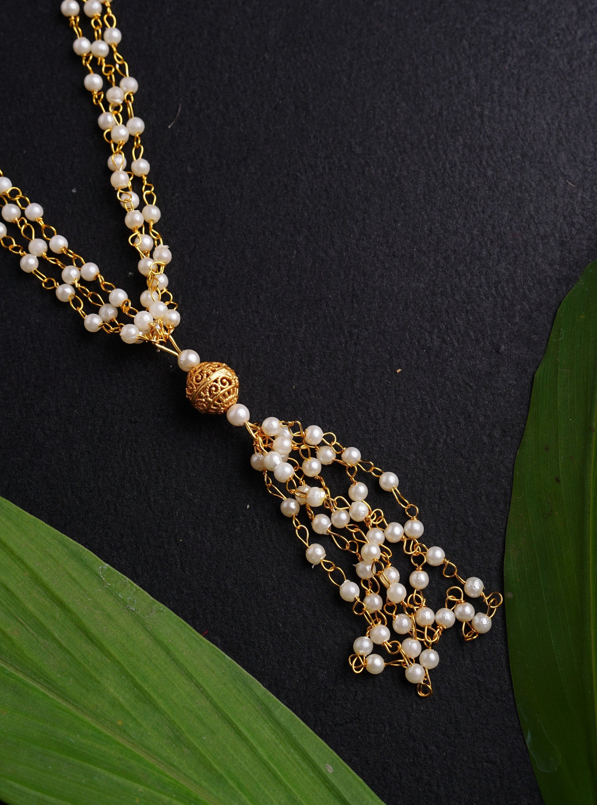 The Janav/Yagnopavit/Sacred Thread is received by the batu,that he continues wearing from left shoulder to the right crossing the chest.Mundavalya,kanthi,bhikbali,topi,pagdi are boys accessories exclusively designed using Pearls,jadau & gold plated findings for Batu,for Upanayan/Vratabandha/munj /thread ceremony.