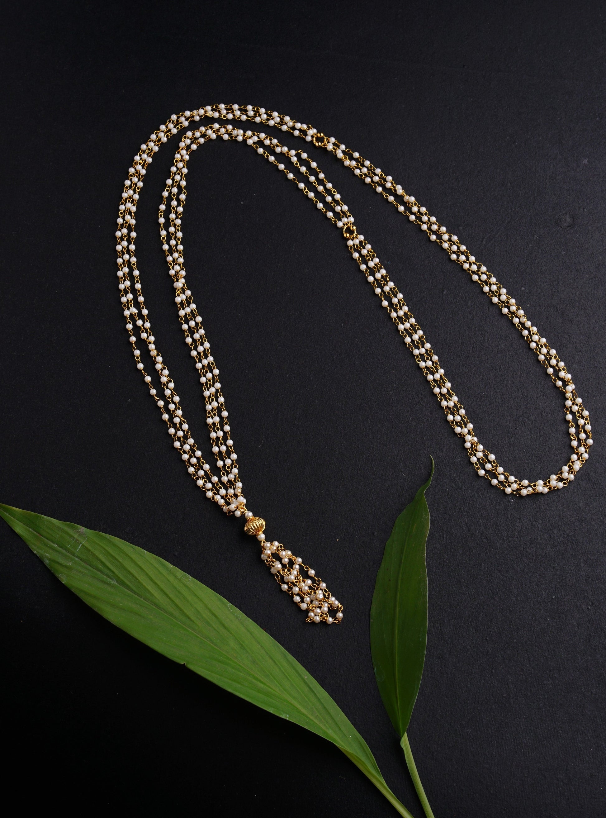 The Janav/Yagnopavit/Sacred Thread is received by the batu,that he continues wearing from left shoulder to the right crossing the chest.Mundavalya,kanthi,bhikbali,topi,pagdi are boys accessories exclusively designed using Pearls,jadau & gold plated findings for Batu,for Upanayan/Vratabandha/munj /thread ceremony. 
